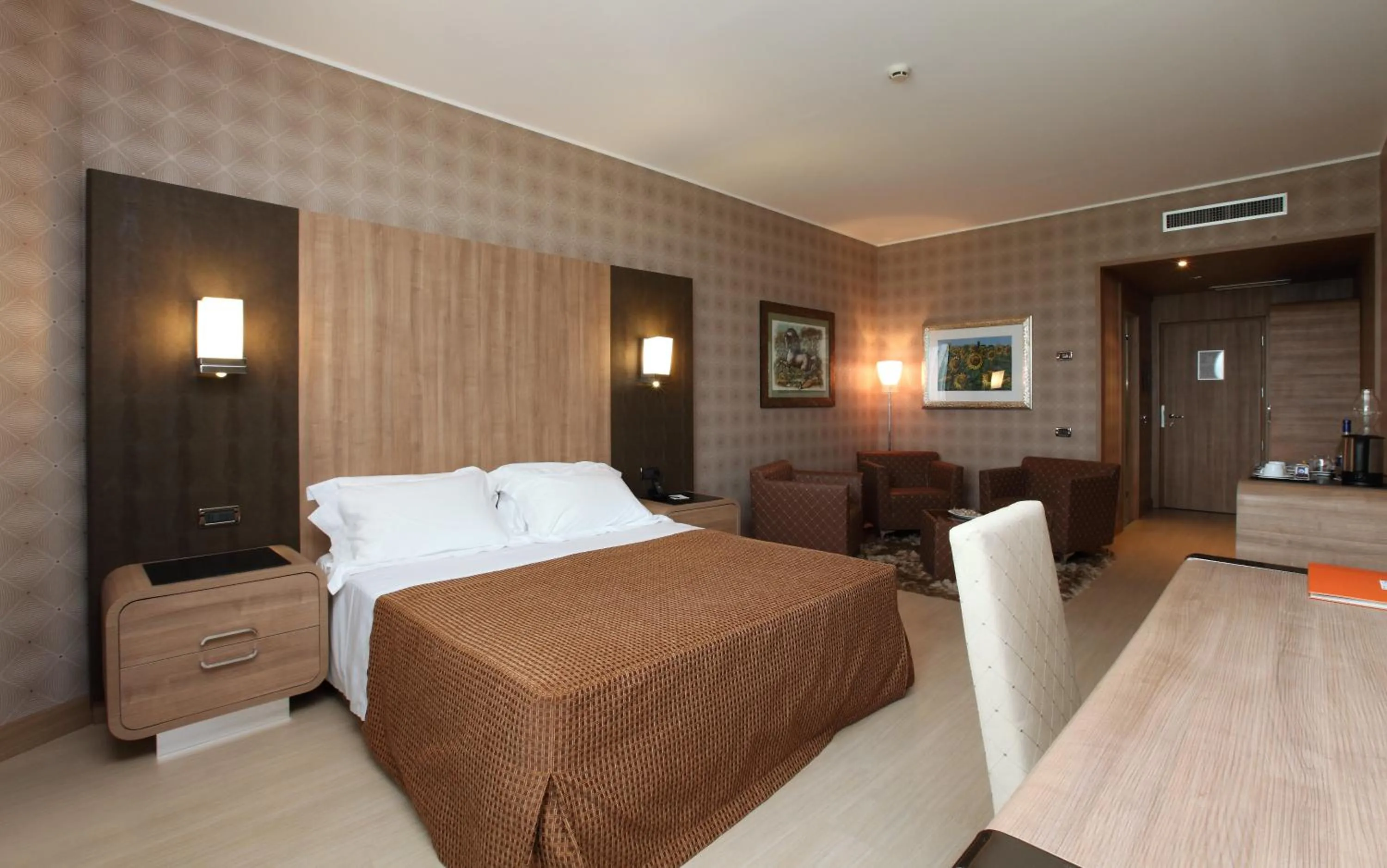 Photo of the whole room, Bed in THotel Lamezia