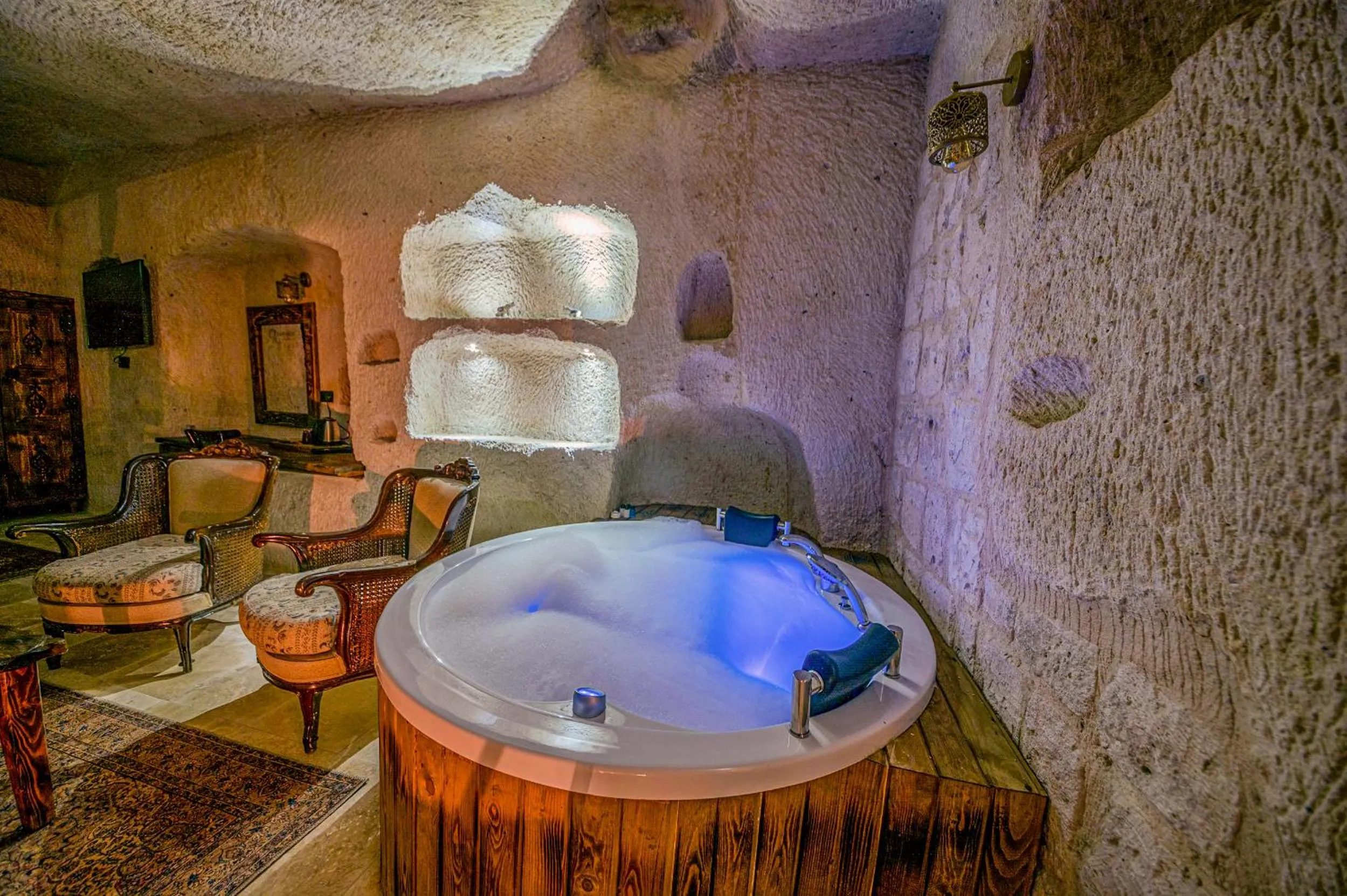 Hot Tub in Capp Royal Cave HOTEL