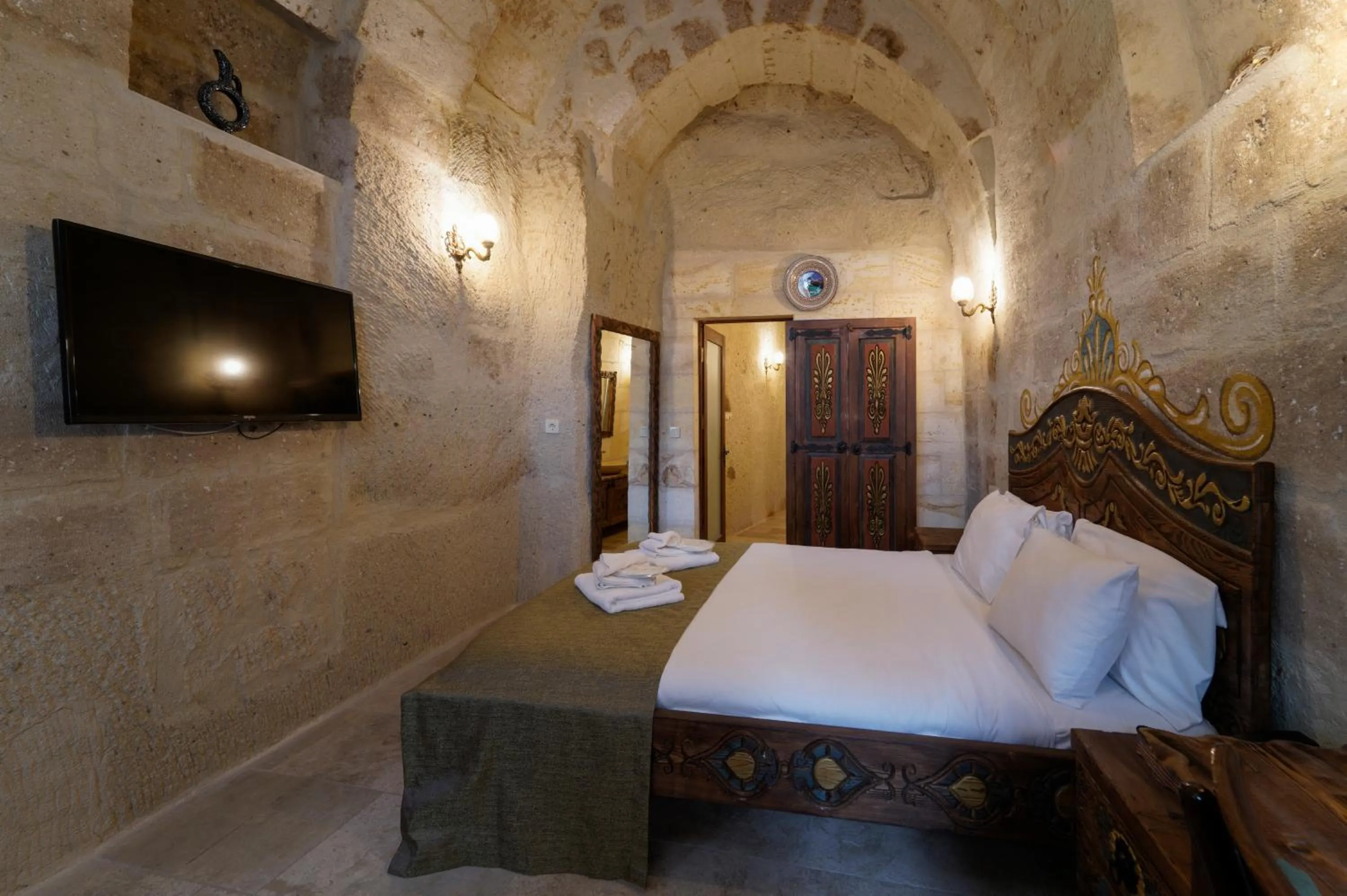 Bedroom, Bed in Capp Royal Cave HOTEL