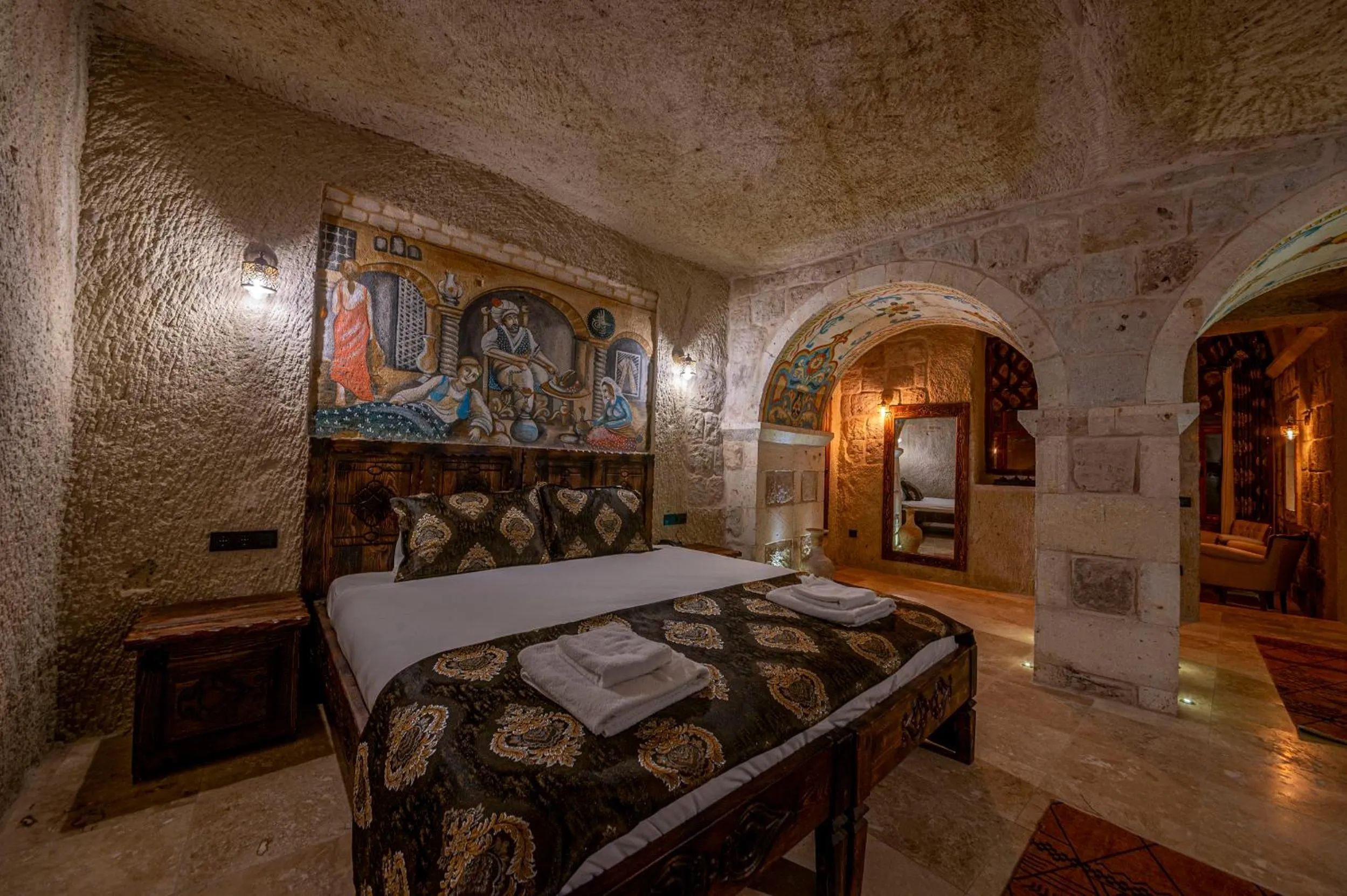 Bedroom, Bed in Capp Royal Cave HOTEL