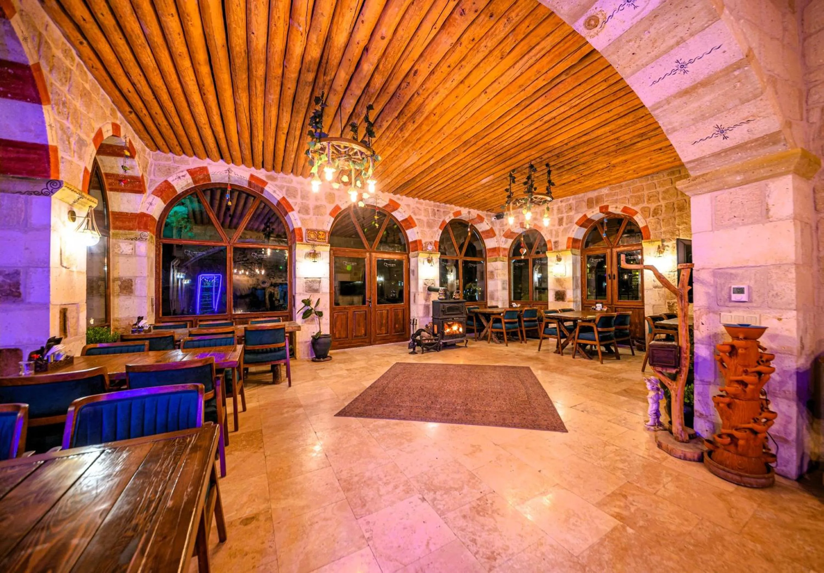 Restaurant/places to eat in Capp Royal Cave HOTEL