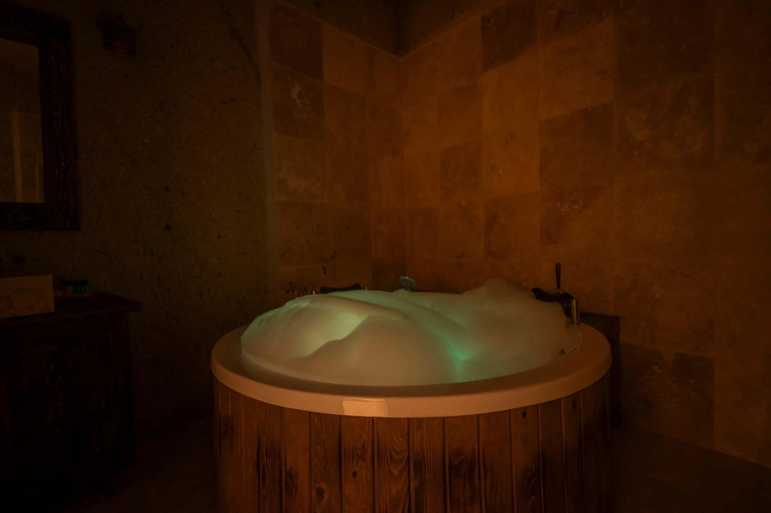 Hot Tub in Capp Royal Cave HOTEL