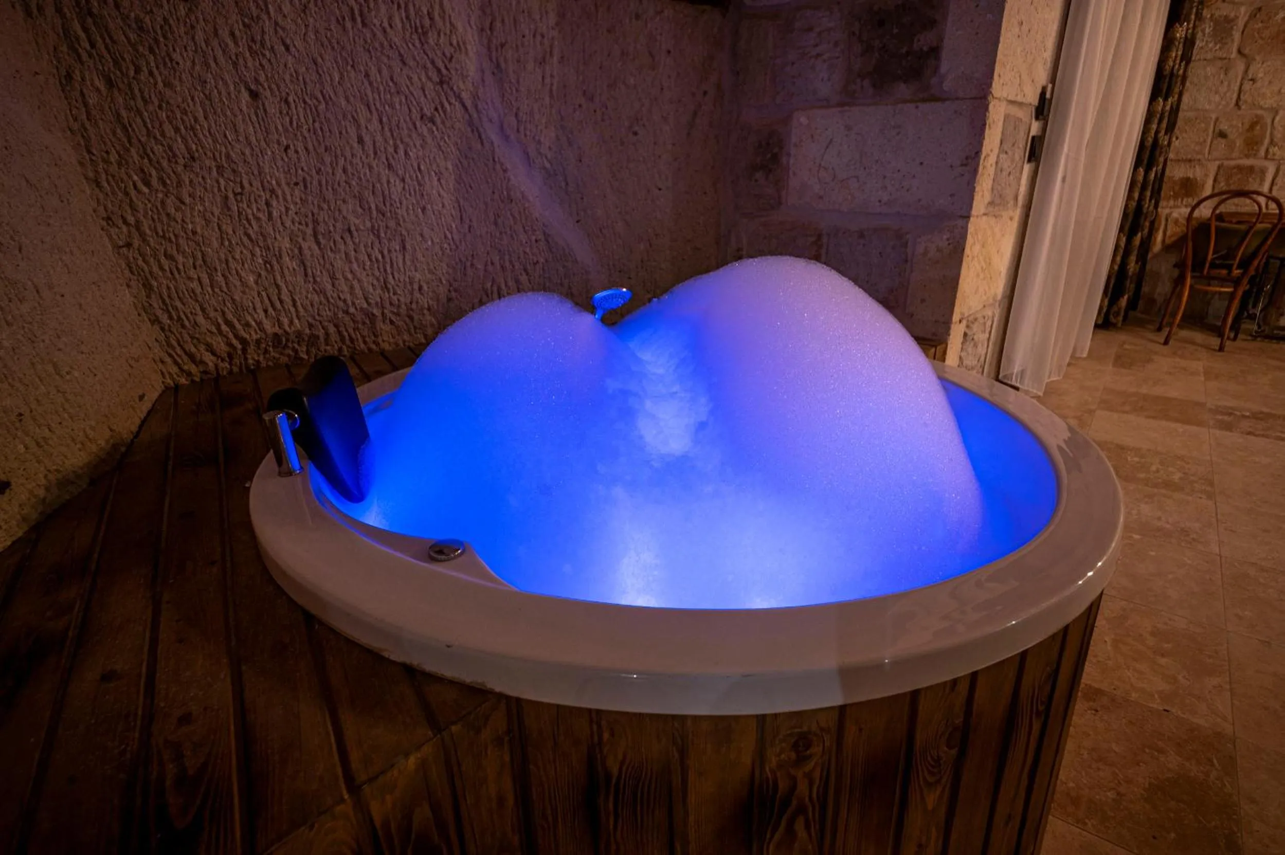 Hot Tub in Capp Royal Cave HOTEL