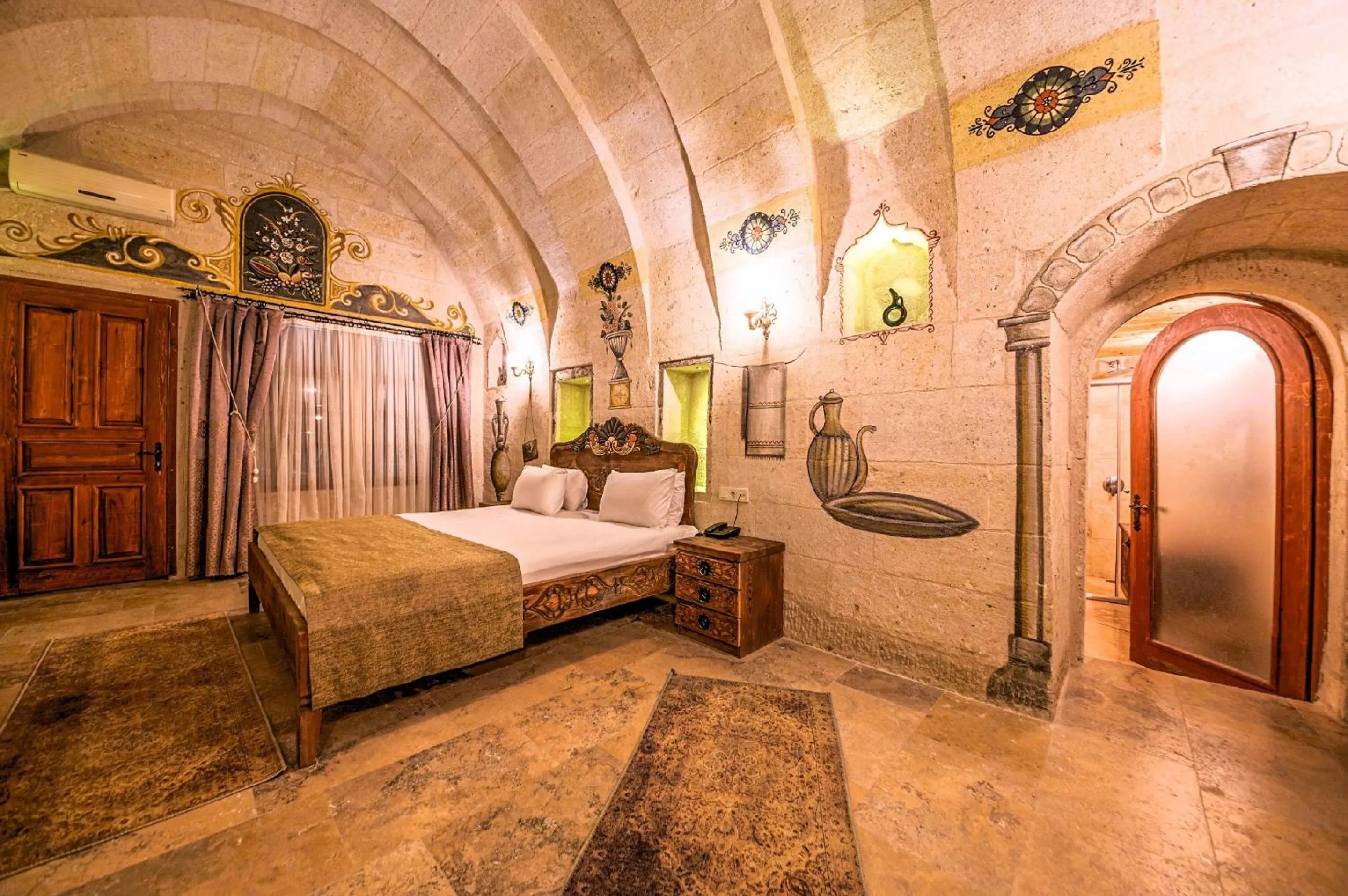 Bedroom, Bed in Capp Royal Cave HOTEL