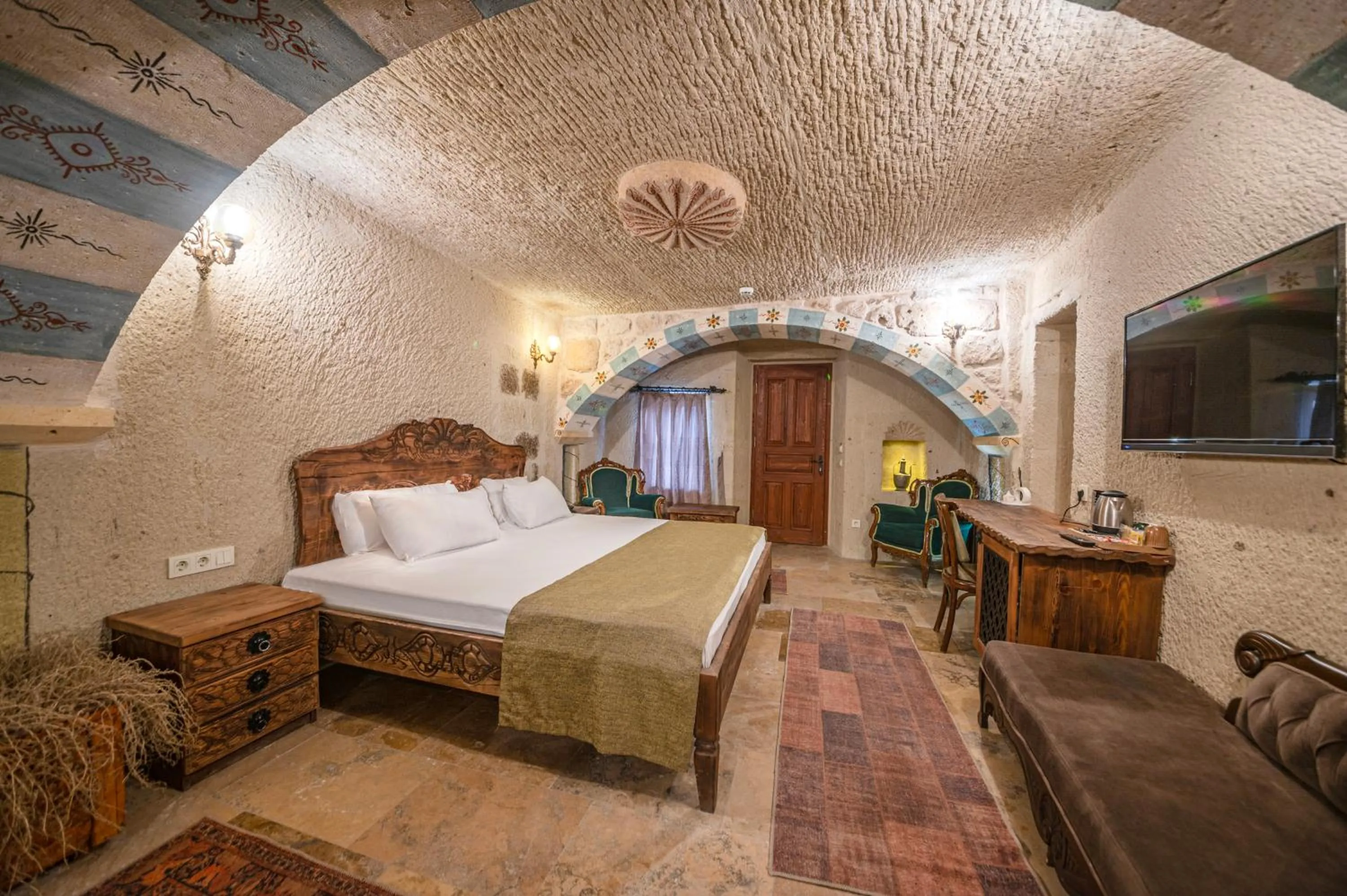 Photo of the whole room, Bed in Capp Royal Cave HOTEL