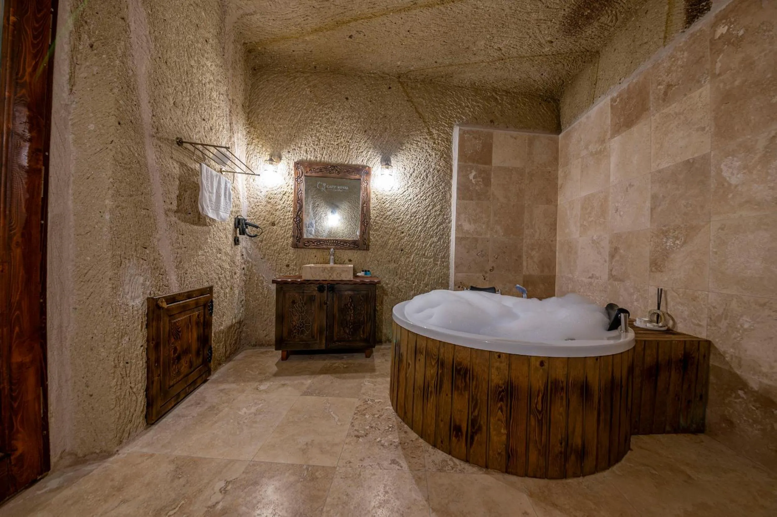 Hot Tub in Capp Royal Cave HOTEL