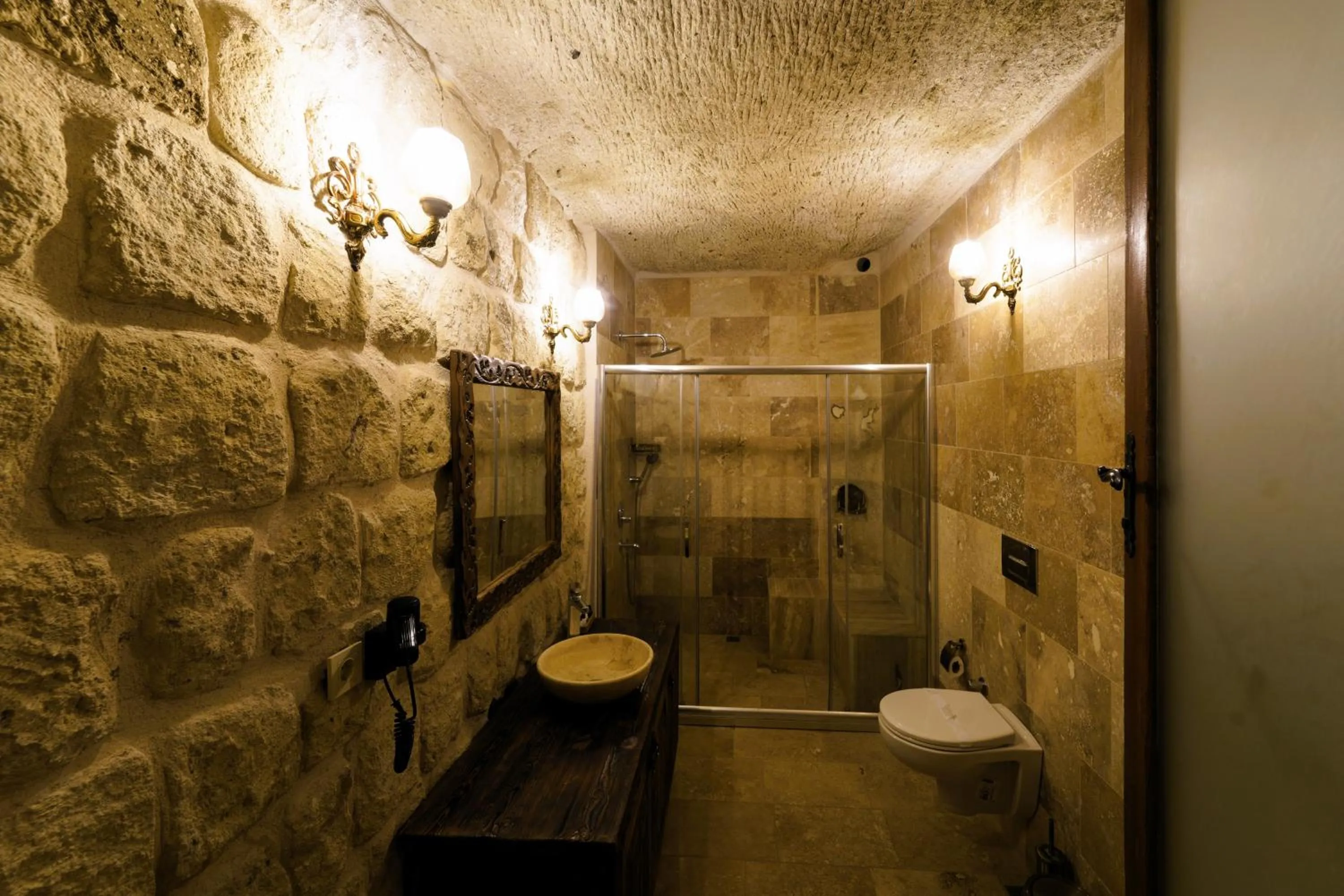 Shower in Capp Royal Cave HOTEL