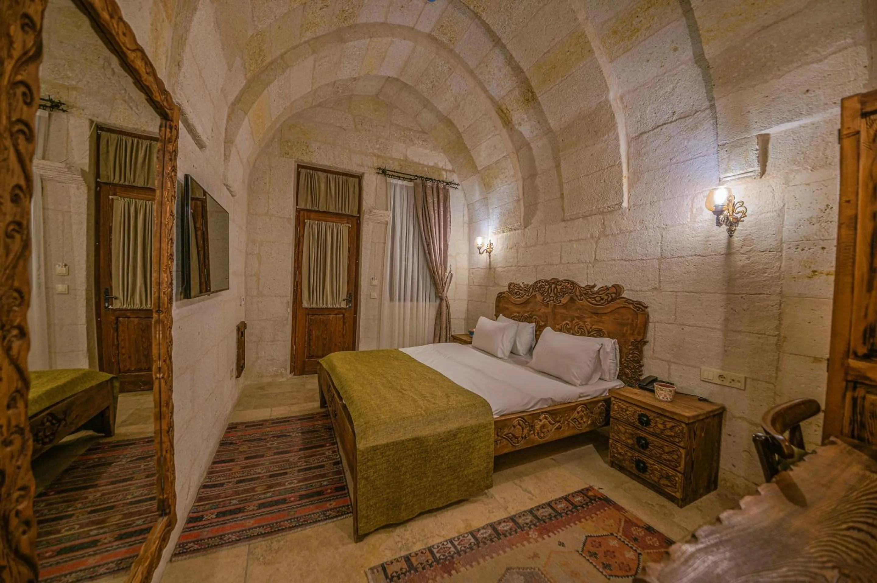 Bedroom, Bed in Capp Royal Cave HOTEL