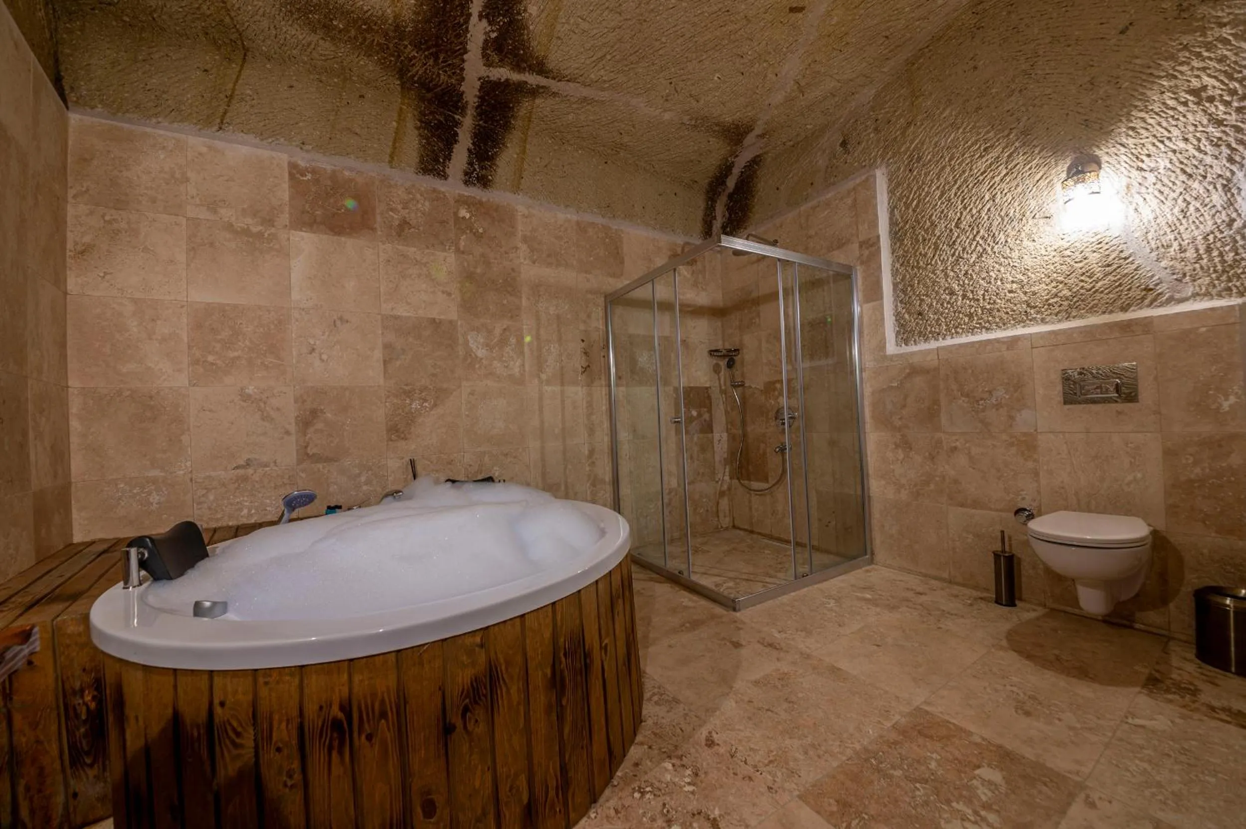 Hot Tub in Capp Royal Cave HOTEL