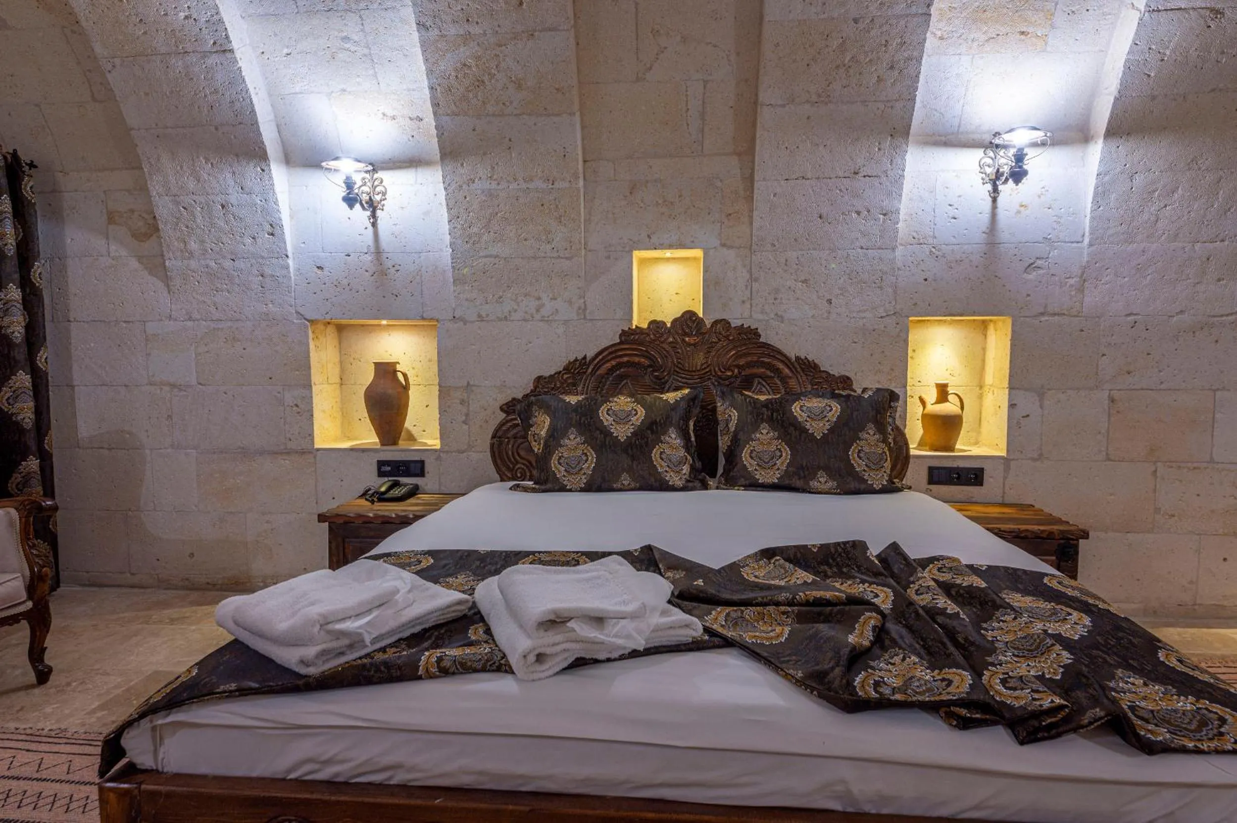 Bed in Capp Royal Cave HOTEL