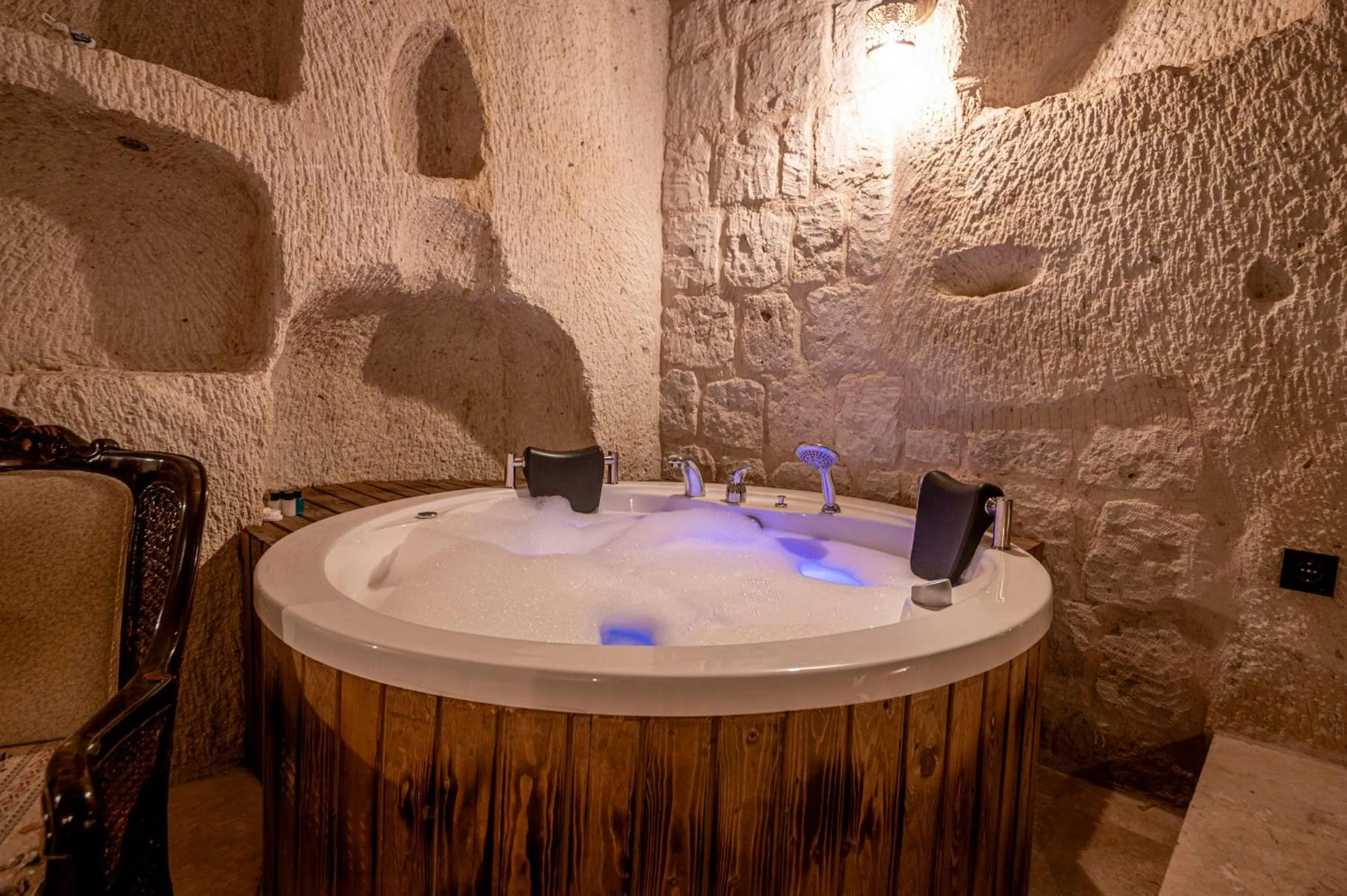 Hot Tub in Capp Royal Cave HOTEL