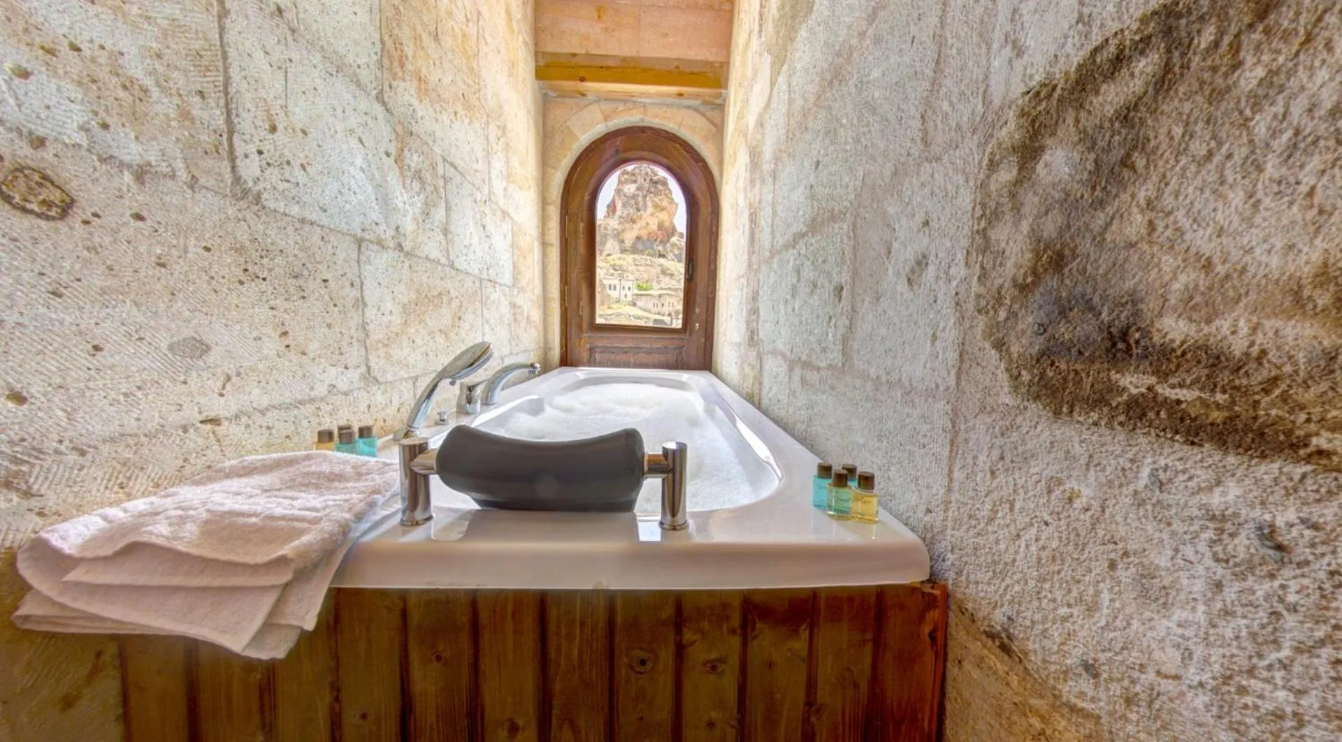 Hot Tub in Capp Royal Cave HOTEL