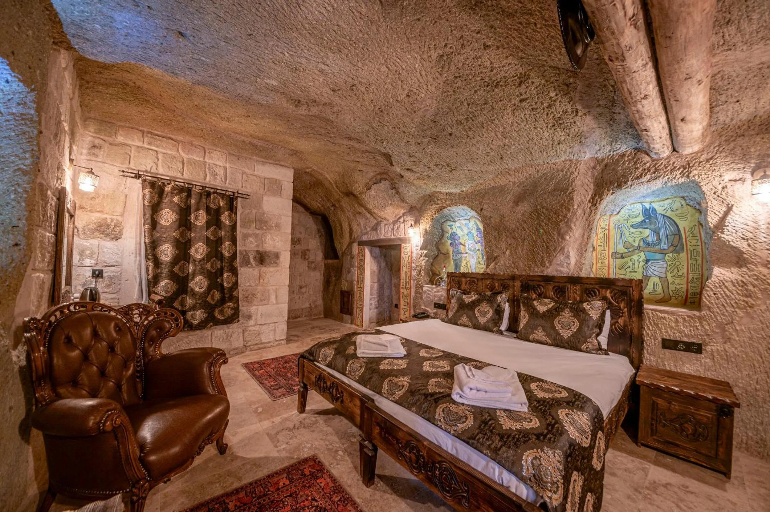 Bedroom, Bed in Capp Royal Cave HOTEL