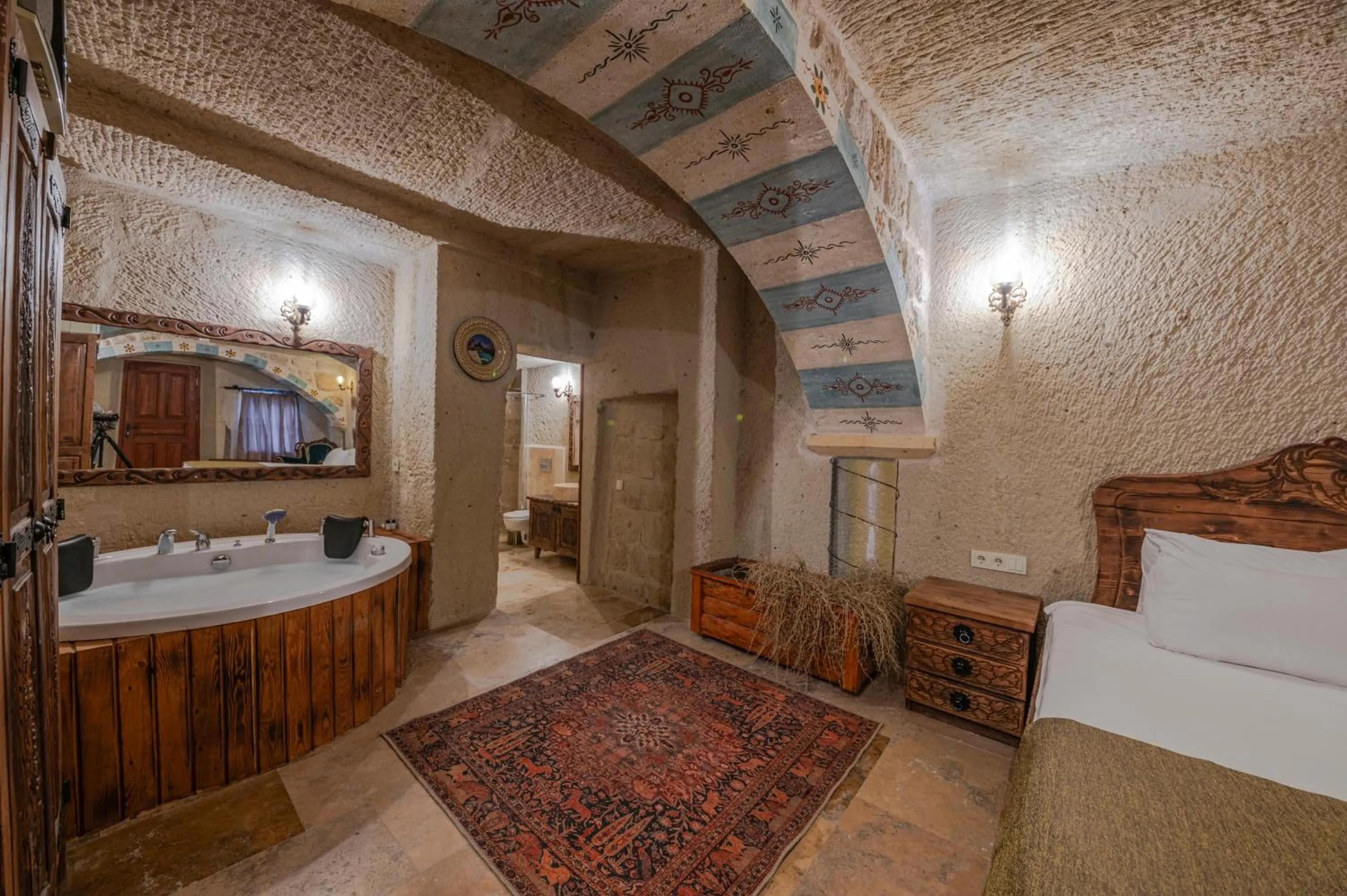 Hot Tub, Bed in Capp Royal Cave HOTEL