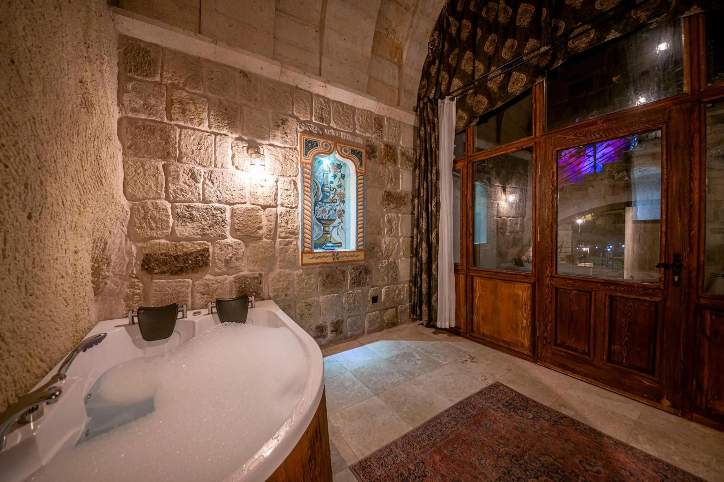 Hot Tub in Capp Royal Cave HOTEL