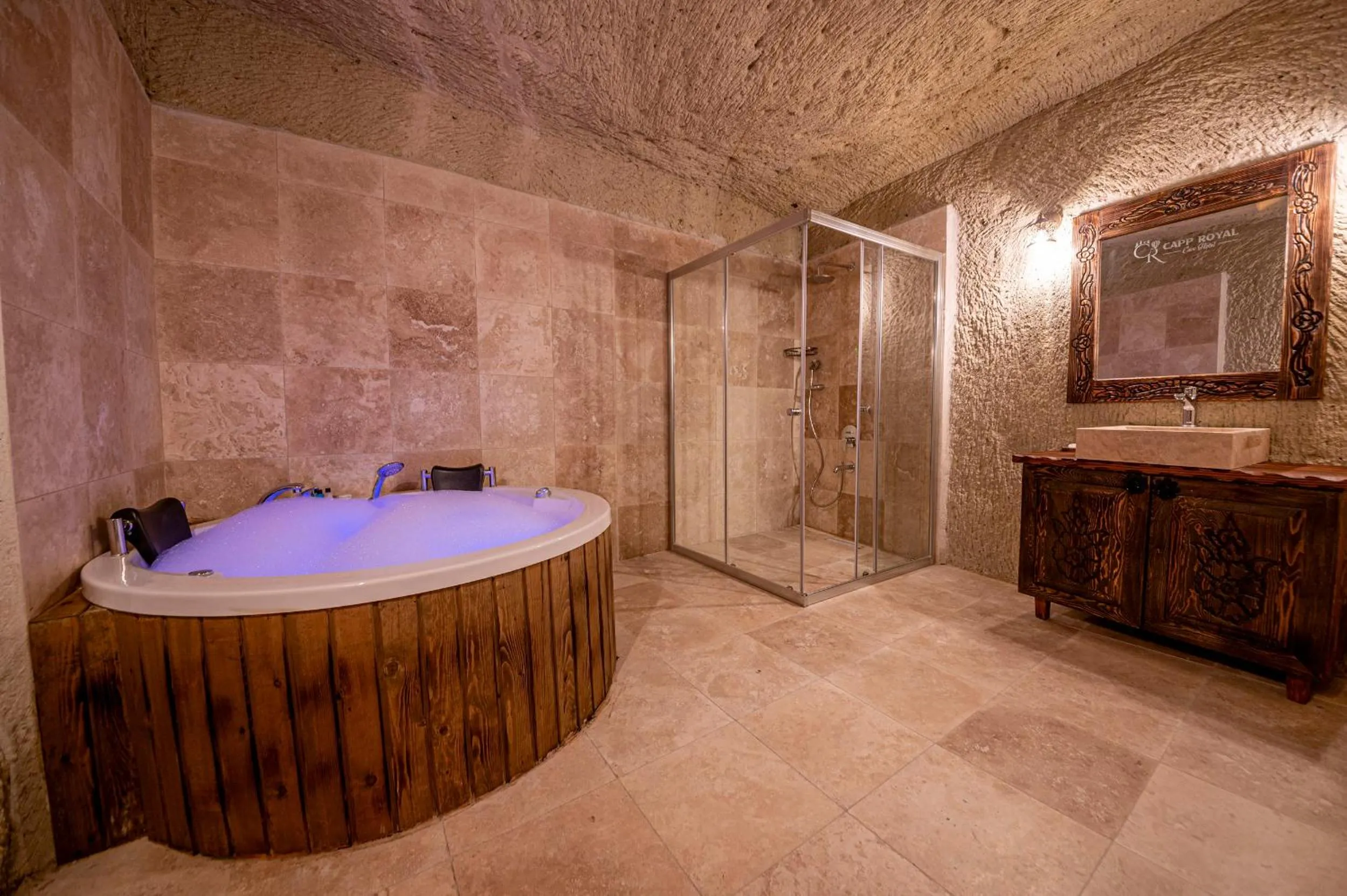 Hot Tub in Capp Royal Cave HOTEL