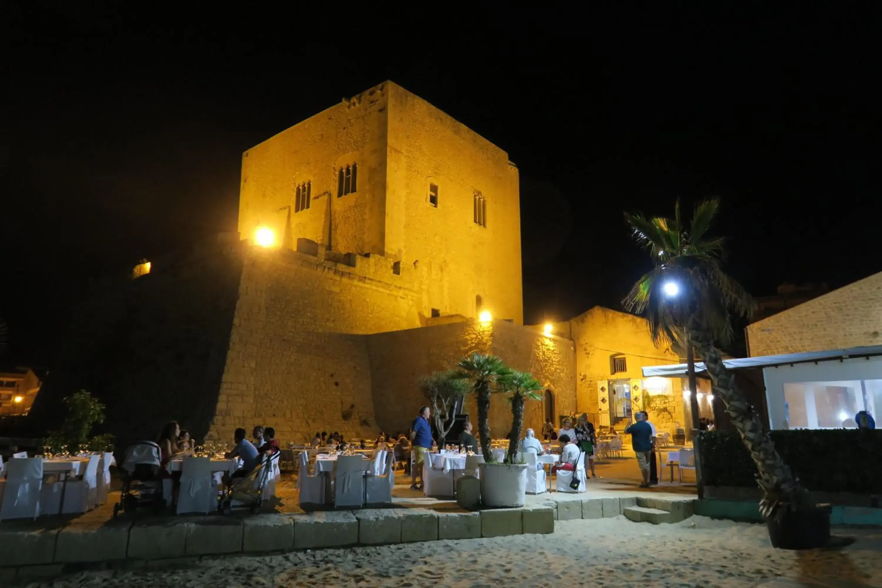 Nearby landmark, Restaurant/Places to Eat in Mare Nostrum Petit Hôtel