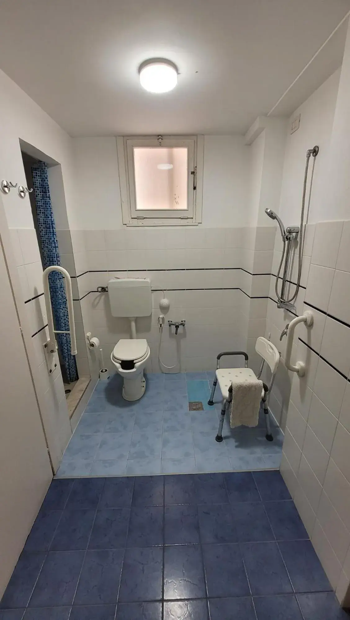 Shower, Bathroom in Mare Nostrum Petit Hôtel