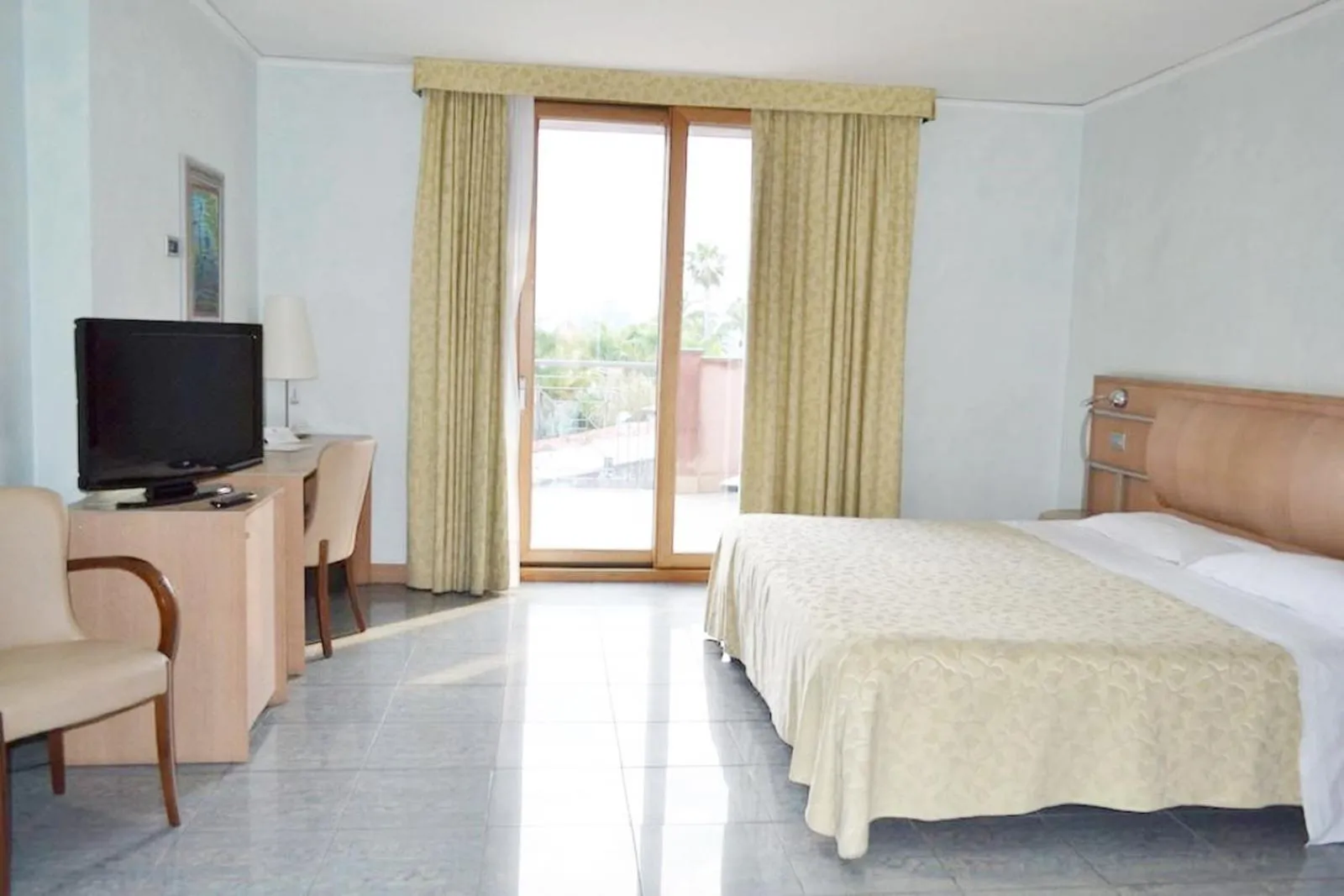 Bedroom, TV/Entertainment Center in Marina Palace Hotel & Congress Hall