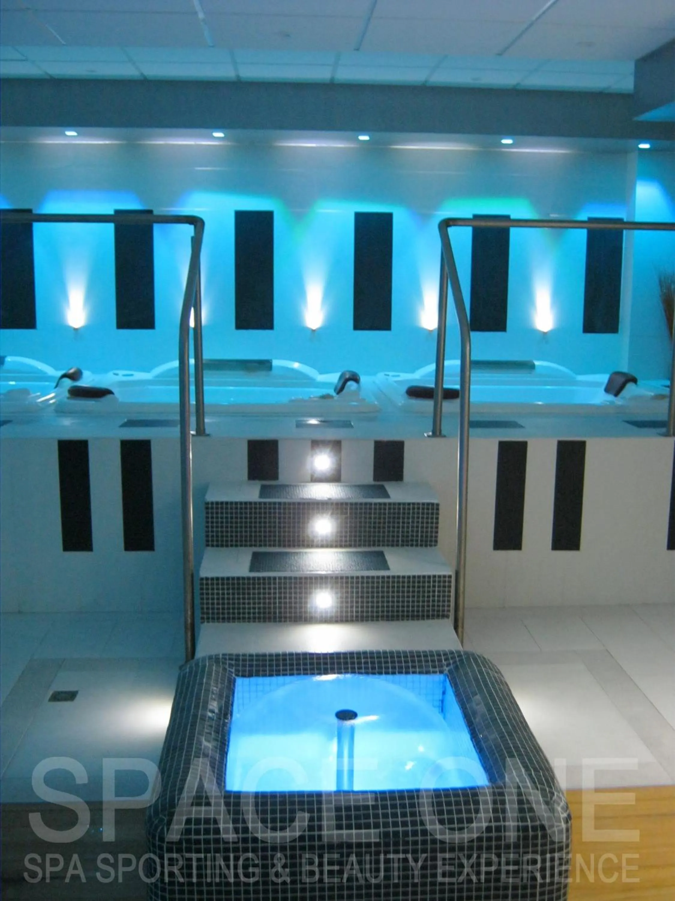 Hot Tub, Swimming Pool in Marina Palace Hotel & Congress Hall