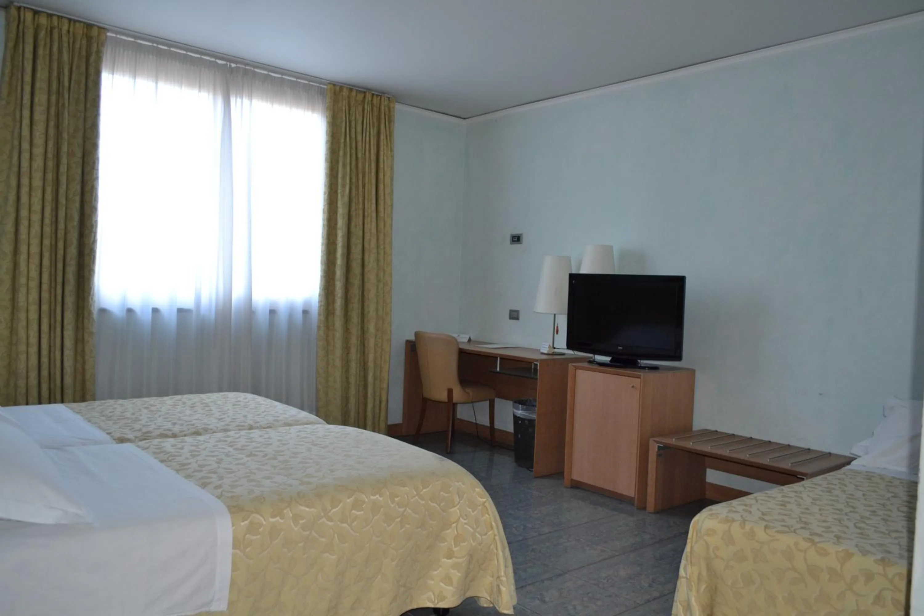 Bed, TV/Entertainment Center in Marina Palace Hotel & Congress Hall