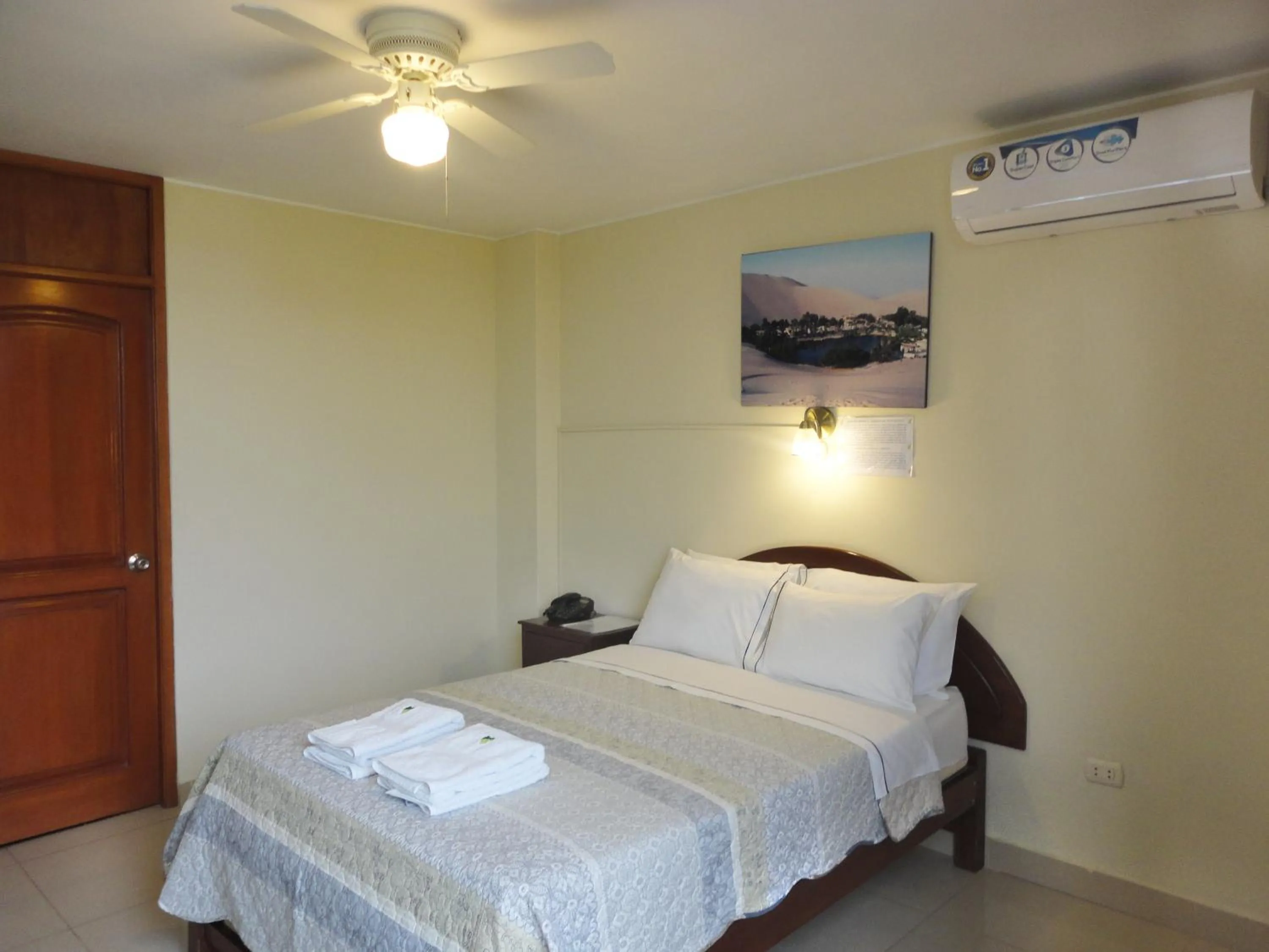 Bed in Hotel Torontel