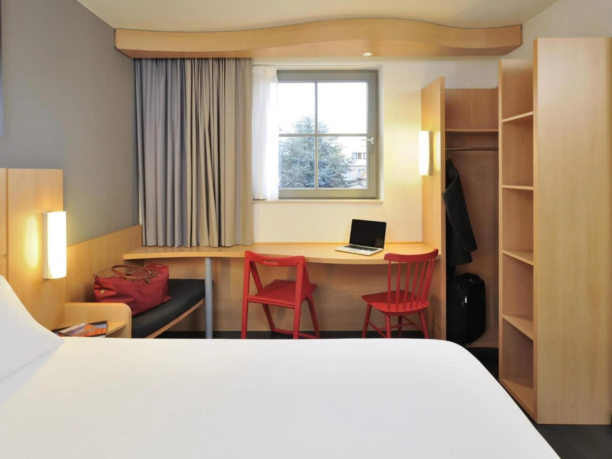 Bedroom, Bed in ibis De Panne