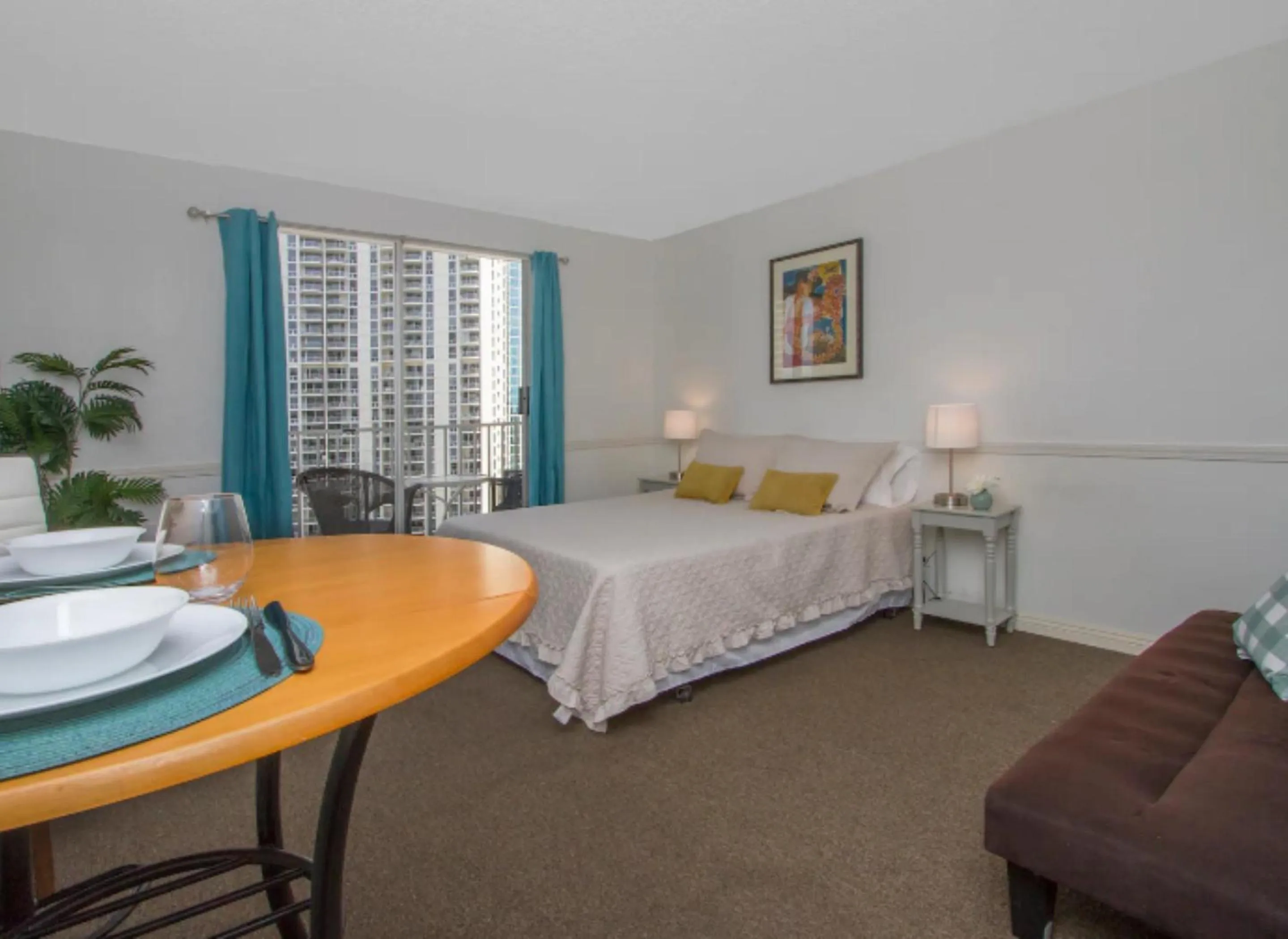 Photo of the whole room, Bed in Vacation Apartment for Couples in Honolulu Hawaii
