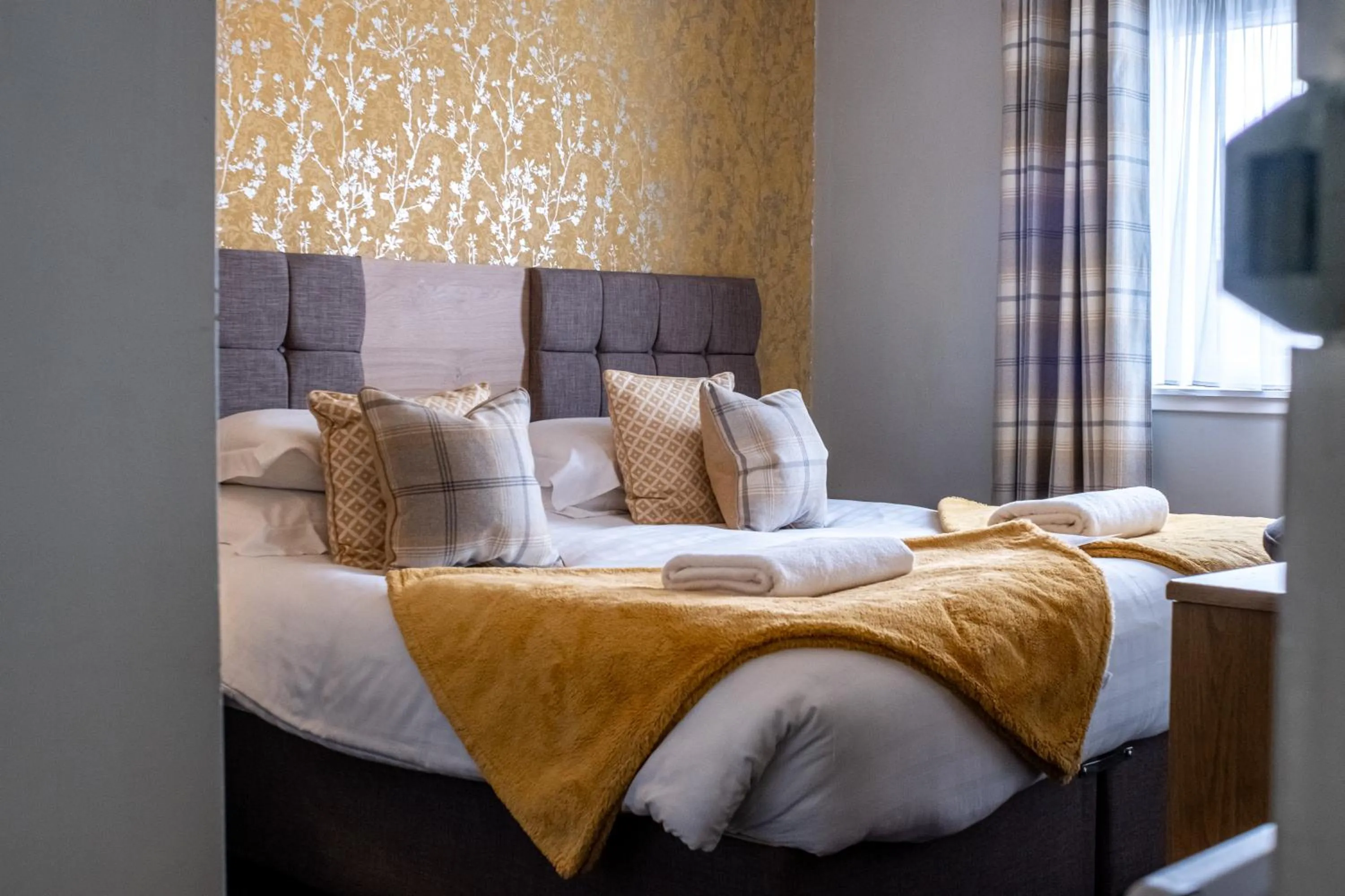 Bed in The Upper Largo Hotel & Restaurant