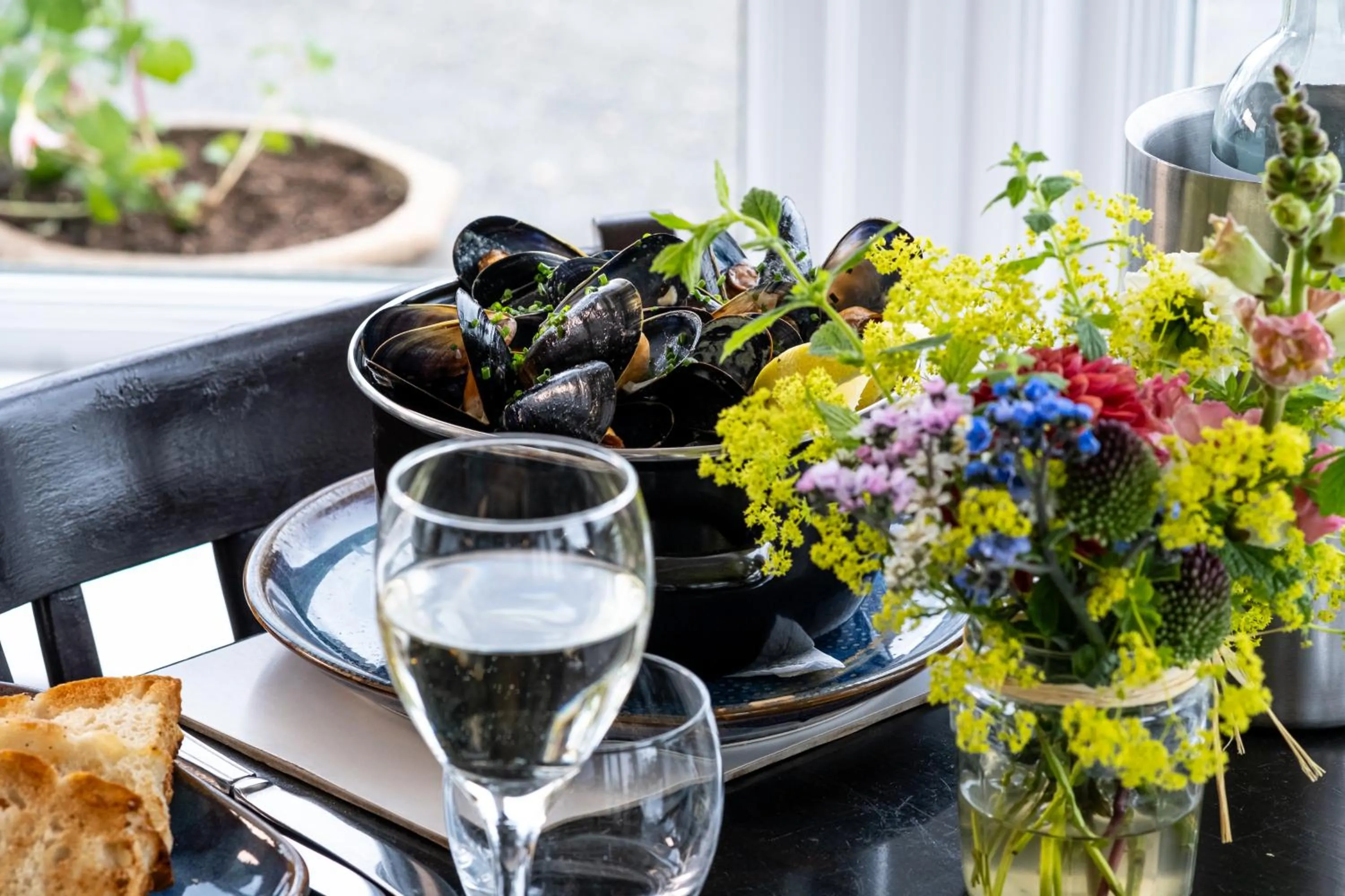 Restaurant/places to eat in The Upper Largo Hotel & Restaurant