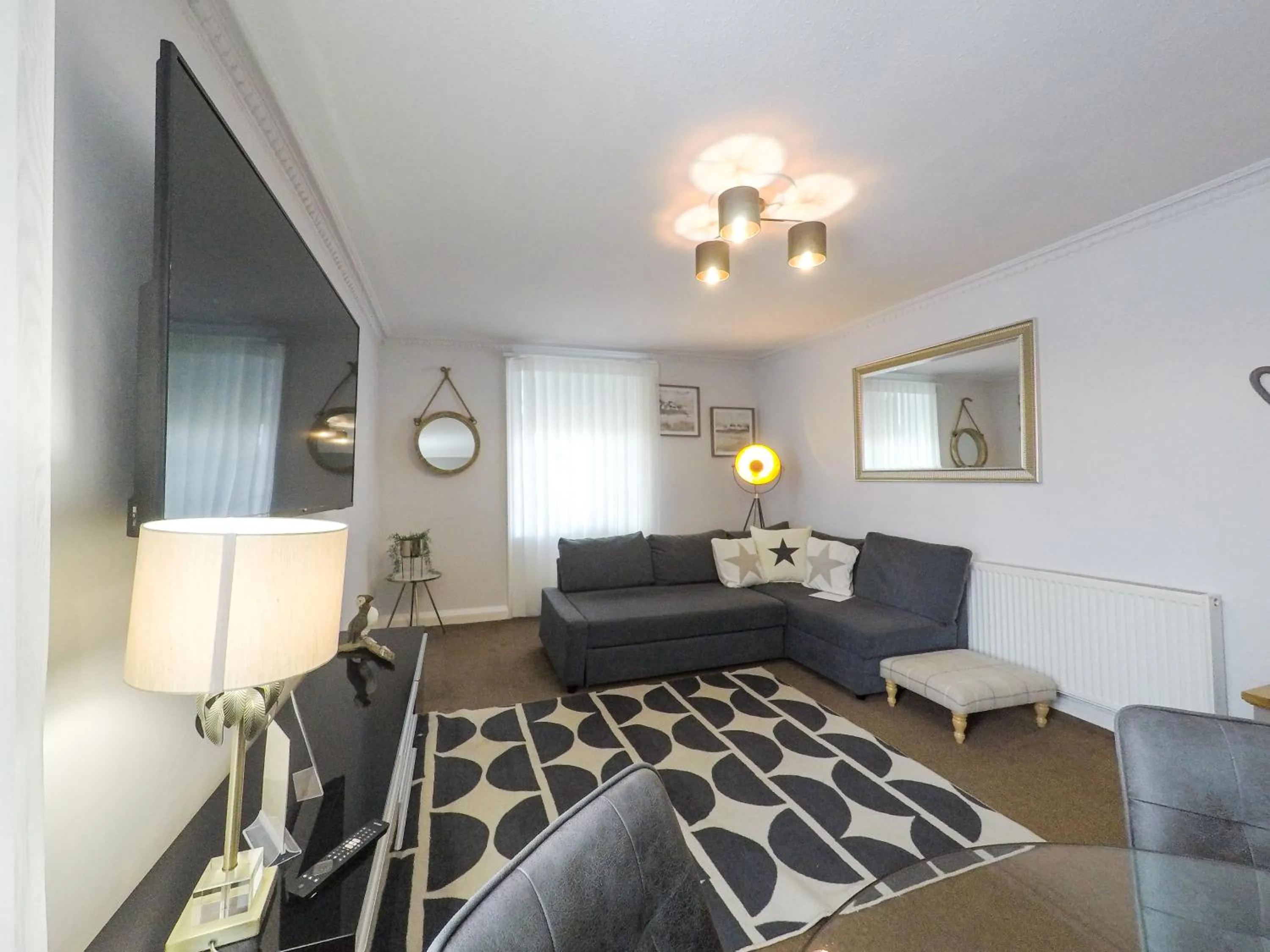 Bed in The Upper Largo Hotel & Restaurant