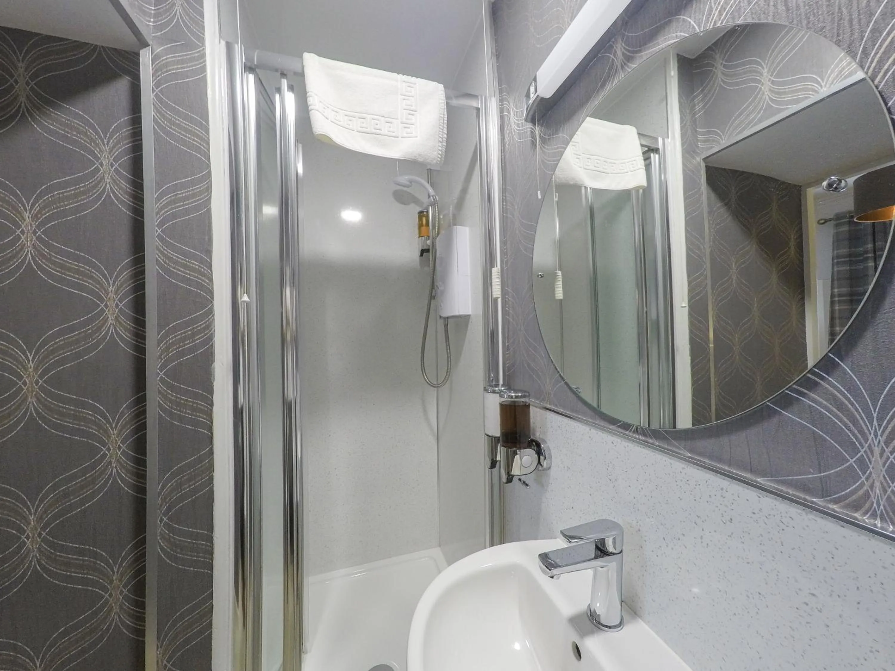 Shower in The Upper Largo Hotel & Restaurant