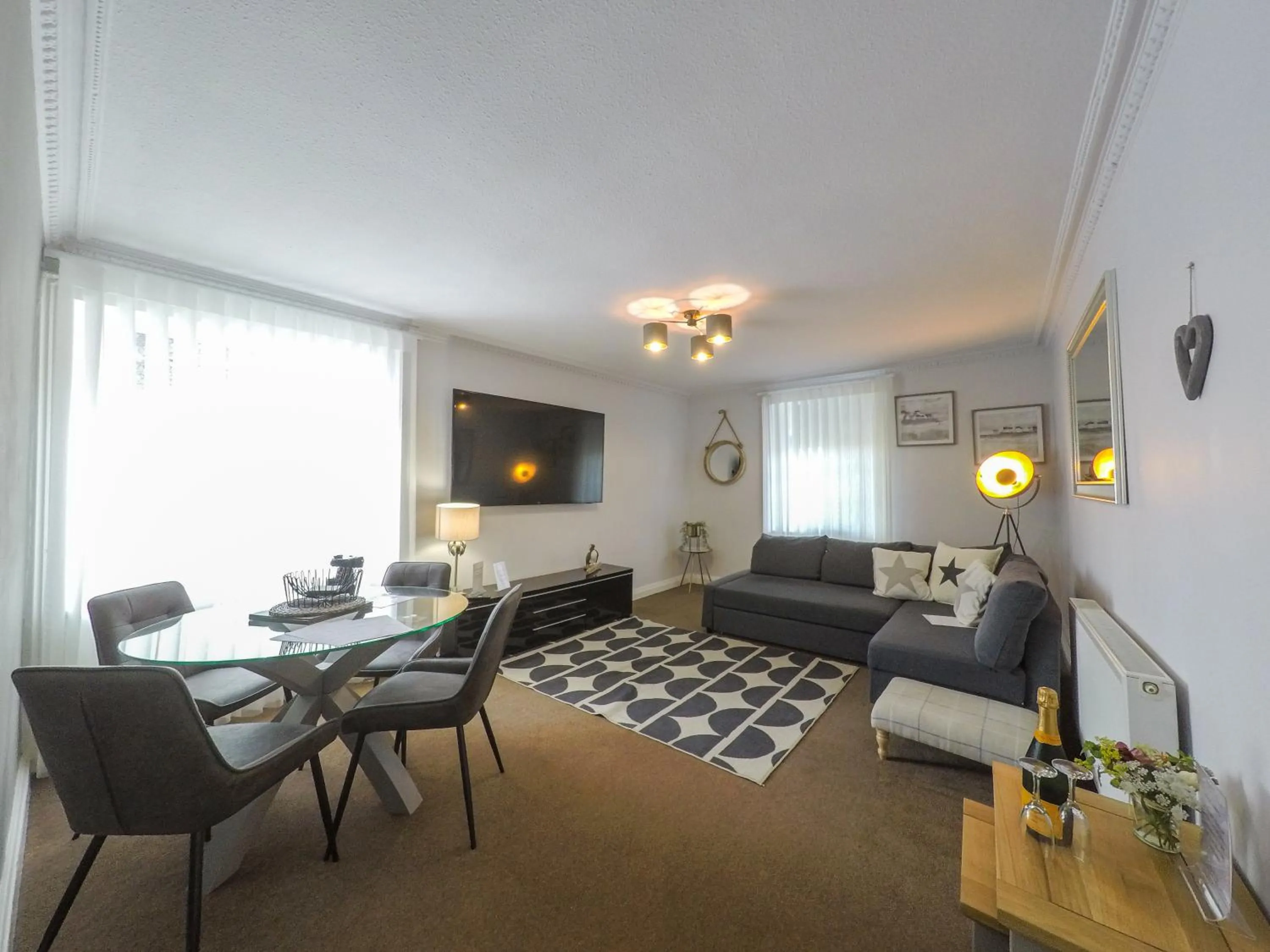 TV and multimedia in The Upper Largo Hotel & Restaurant