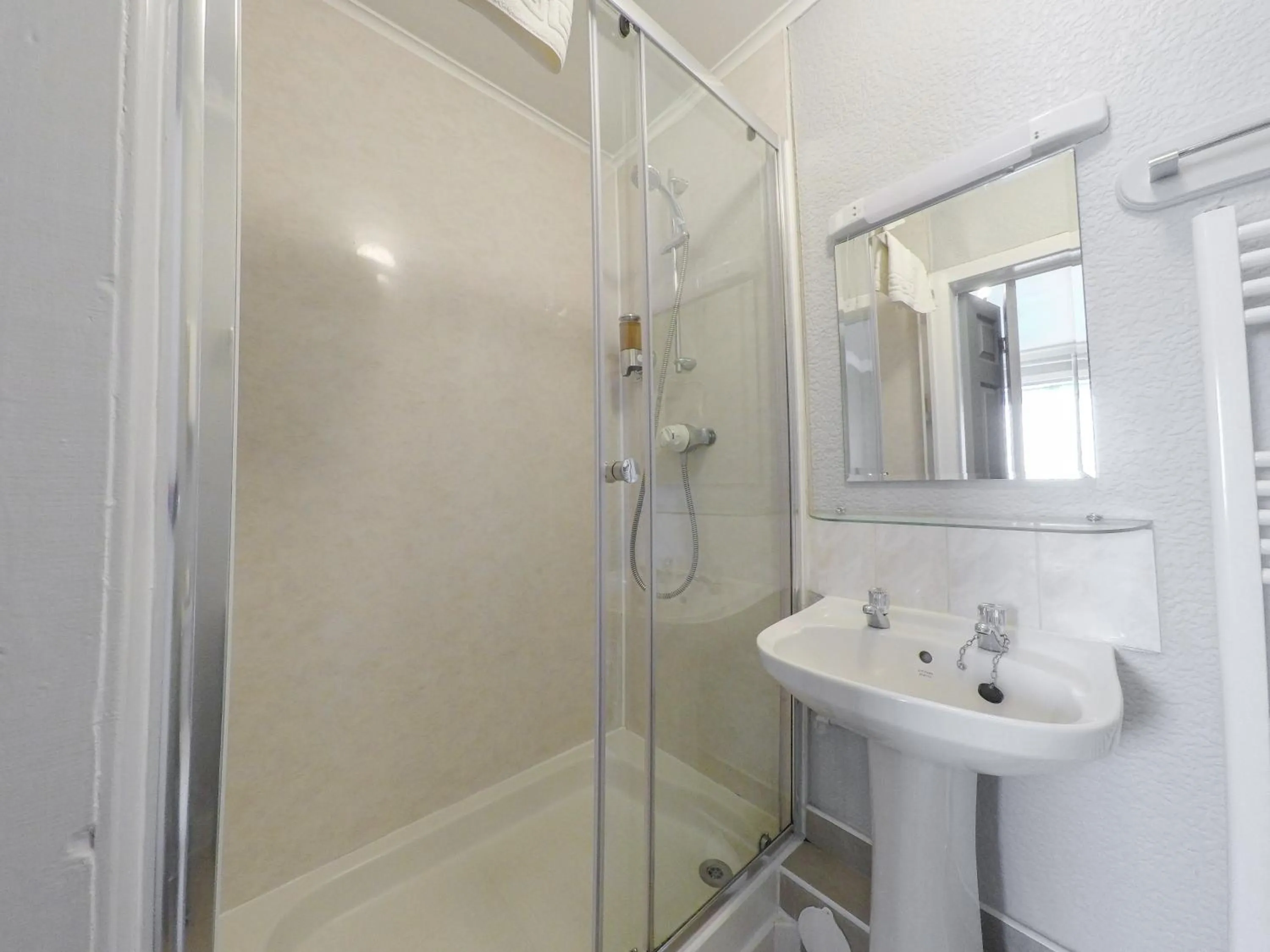 Shower in The Upper Largo Hotel & Restaurant
