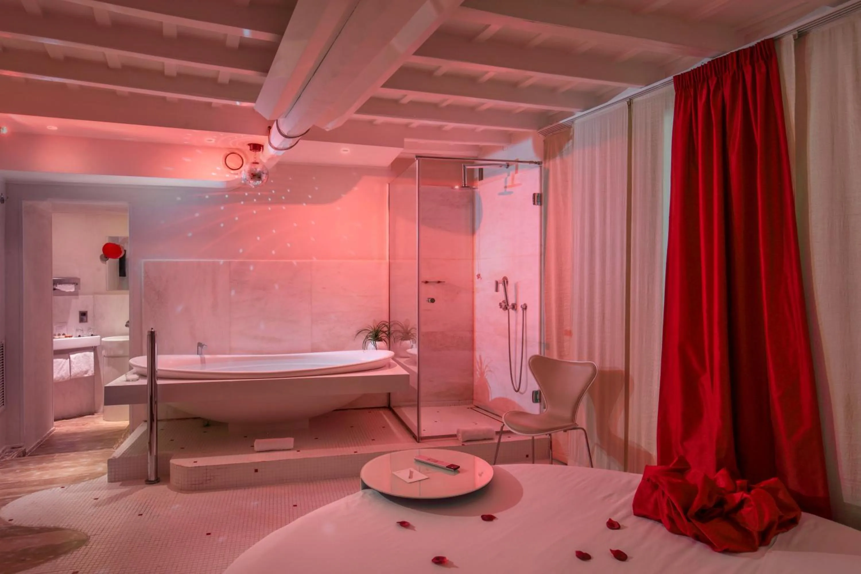Shower, Bed in SuiteSistina for Brave Lovers