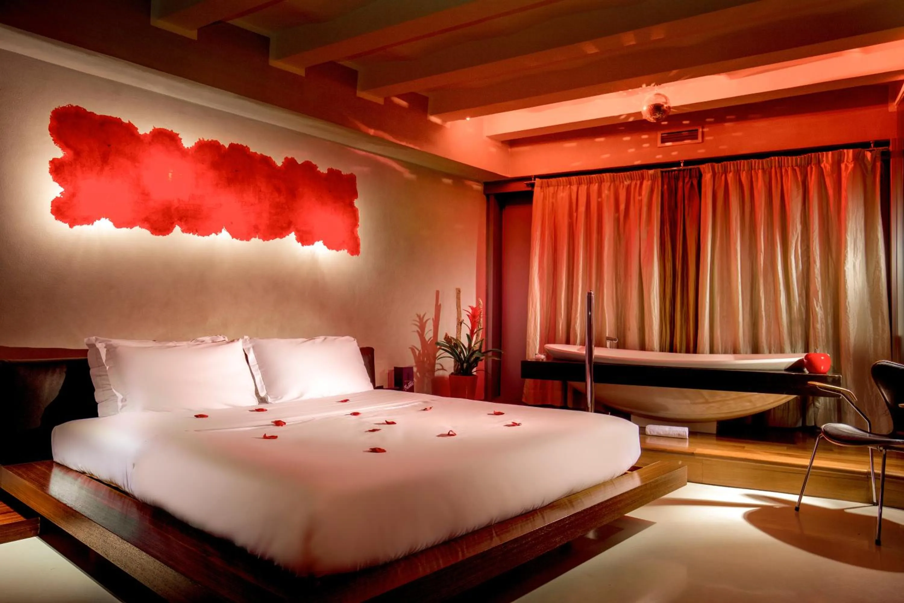 Photo of the whole room, Bed in SuiteSistina for Brave Lovers