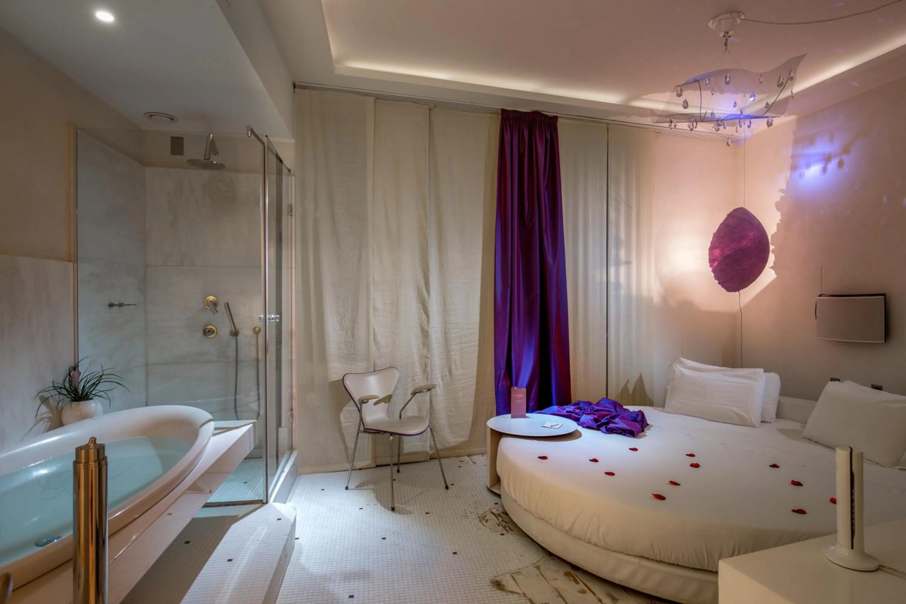 Shower, Bed in SuiteSistina for Brave Lovers