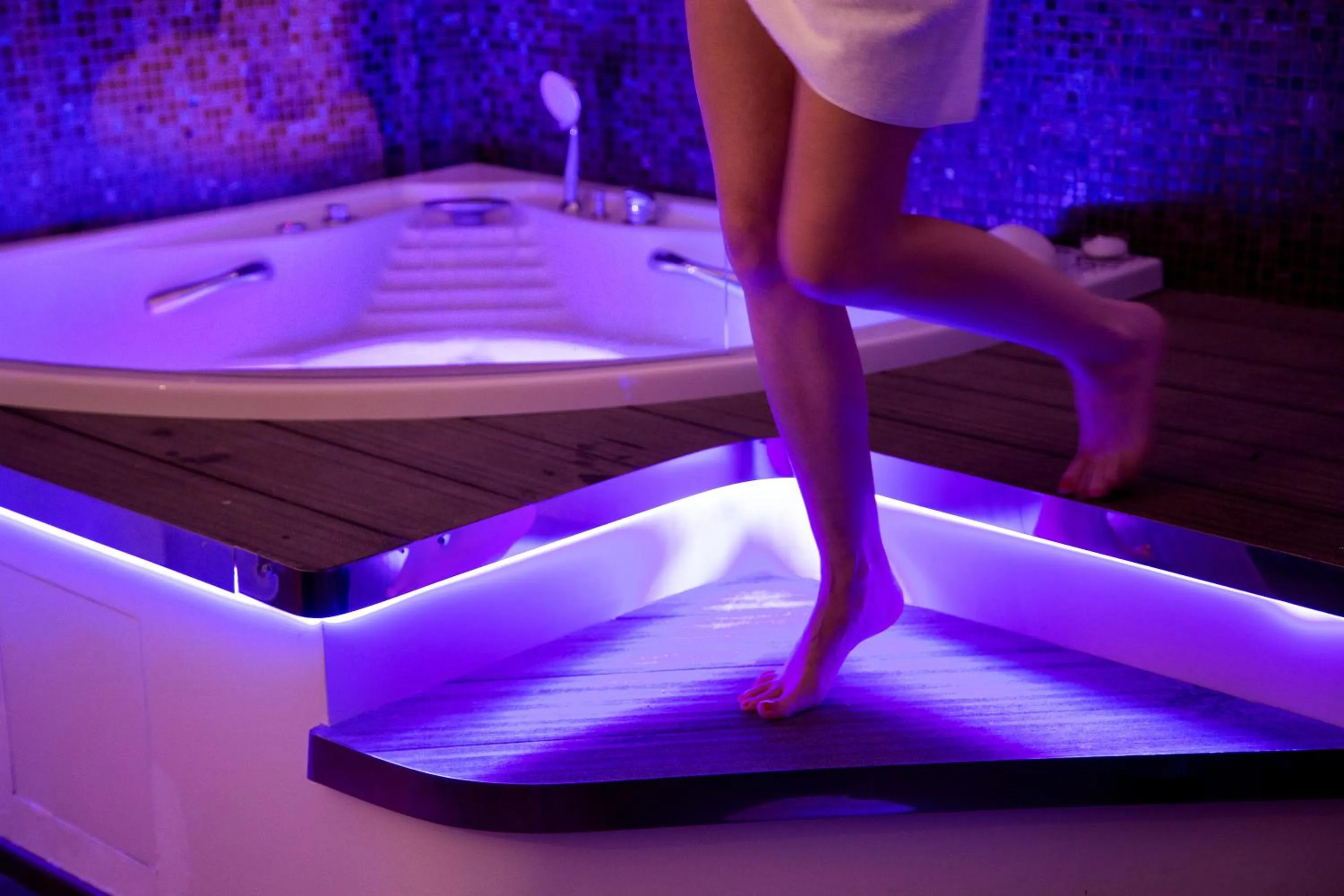 Hot Tub in SuiteSistina for Brave Lovers