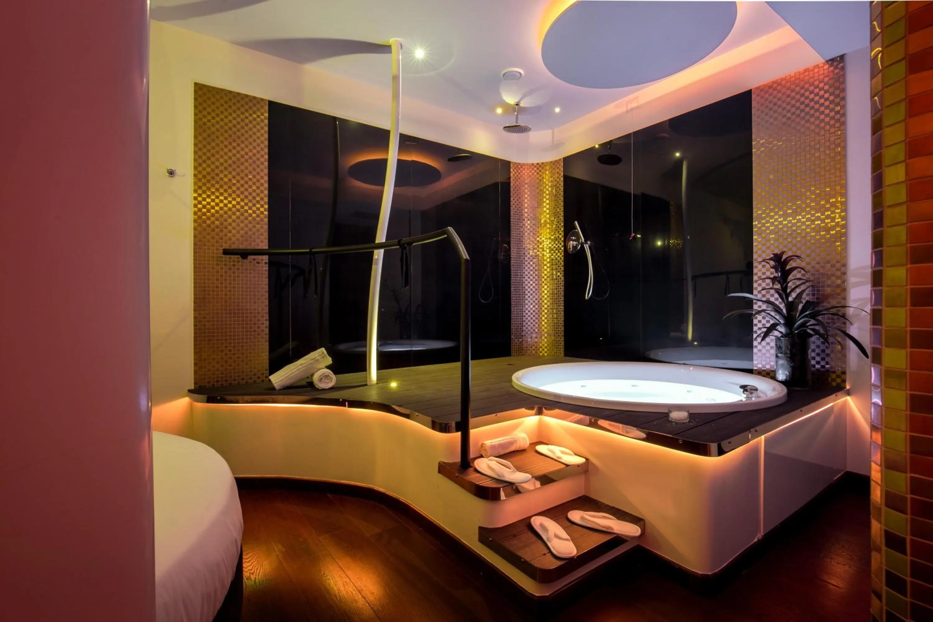 Hot Tub in SuiteSistina for Brave Lovers