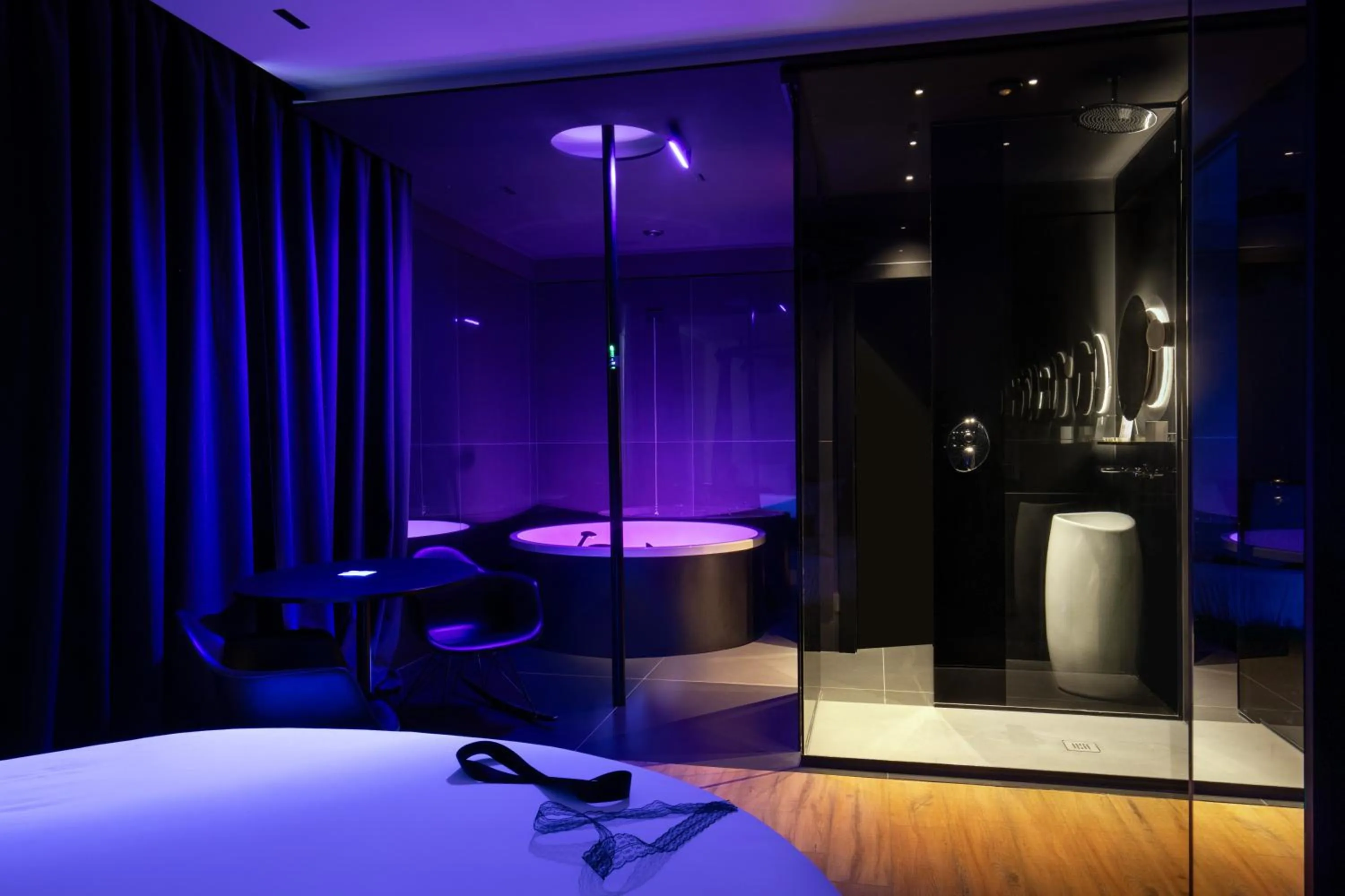 Hot Tub in SuiteSistina for Brave Lovers