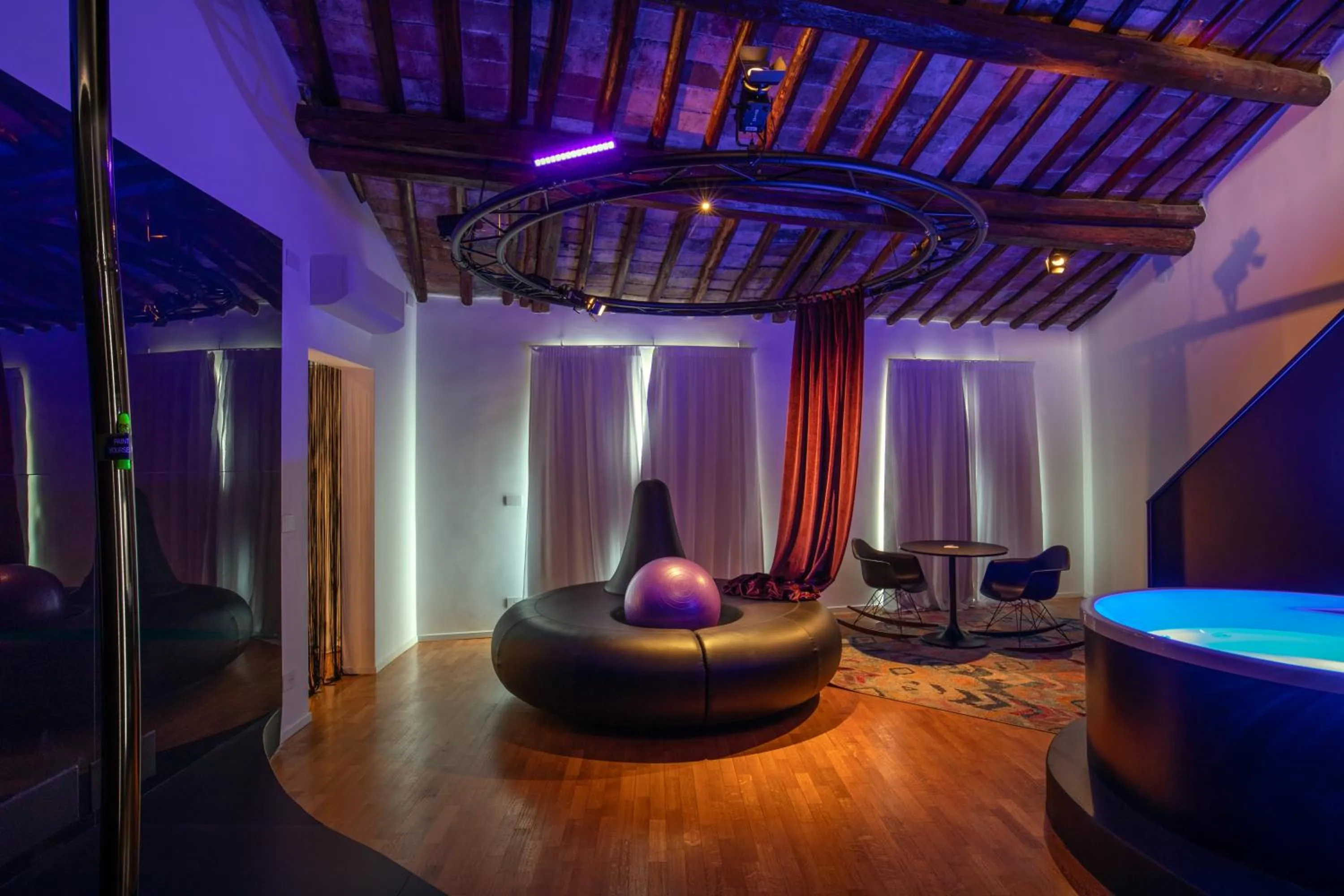 Hot Tub in SuiteSistina for Brave Lovers