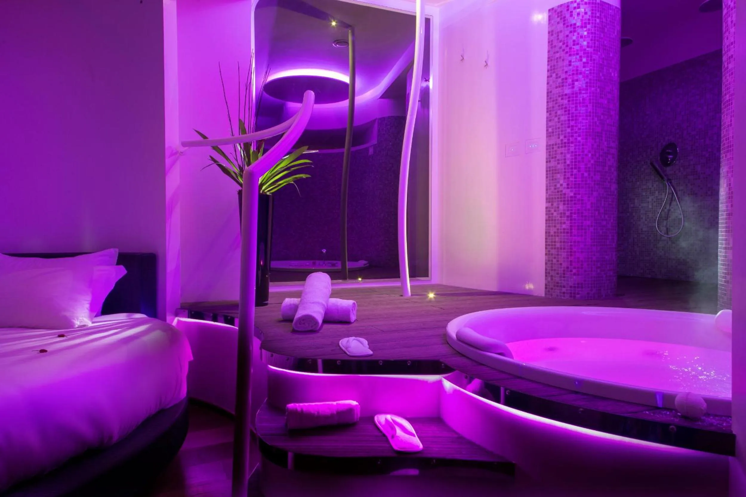 Hot Tub, Bed in SuiteSistina for Brave Lovers