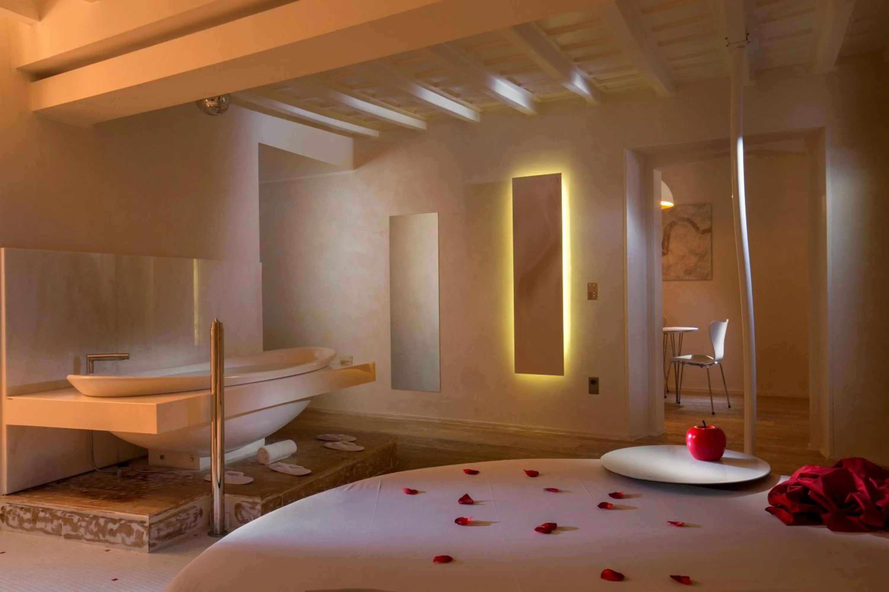 Photo of the whole room, Bed in SuiteSistina for Brave Lovers