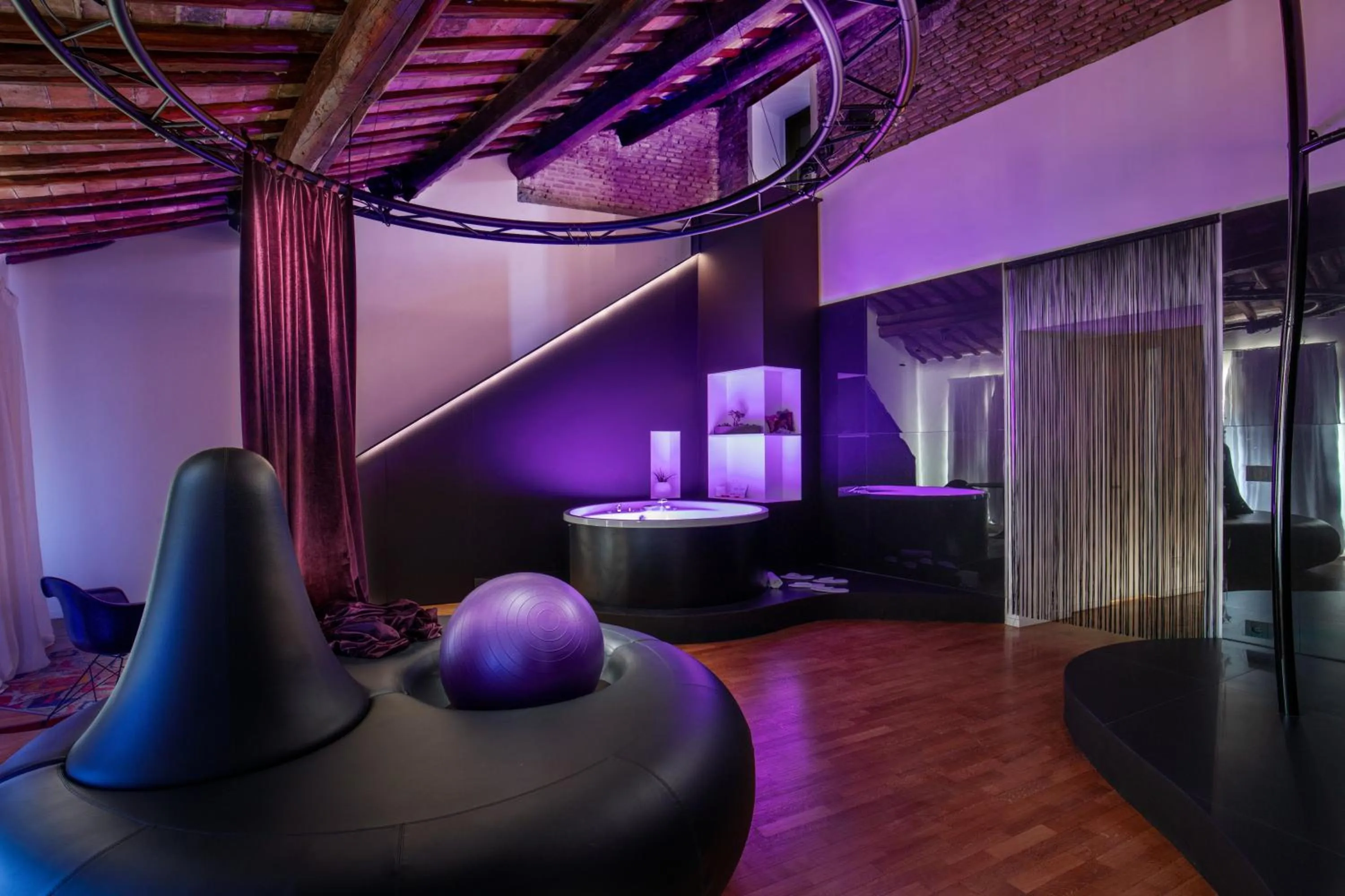 Hot Tub in SuiteSistina for Brave Lovers