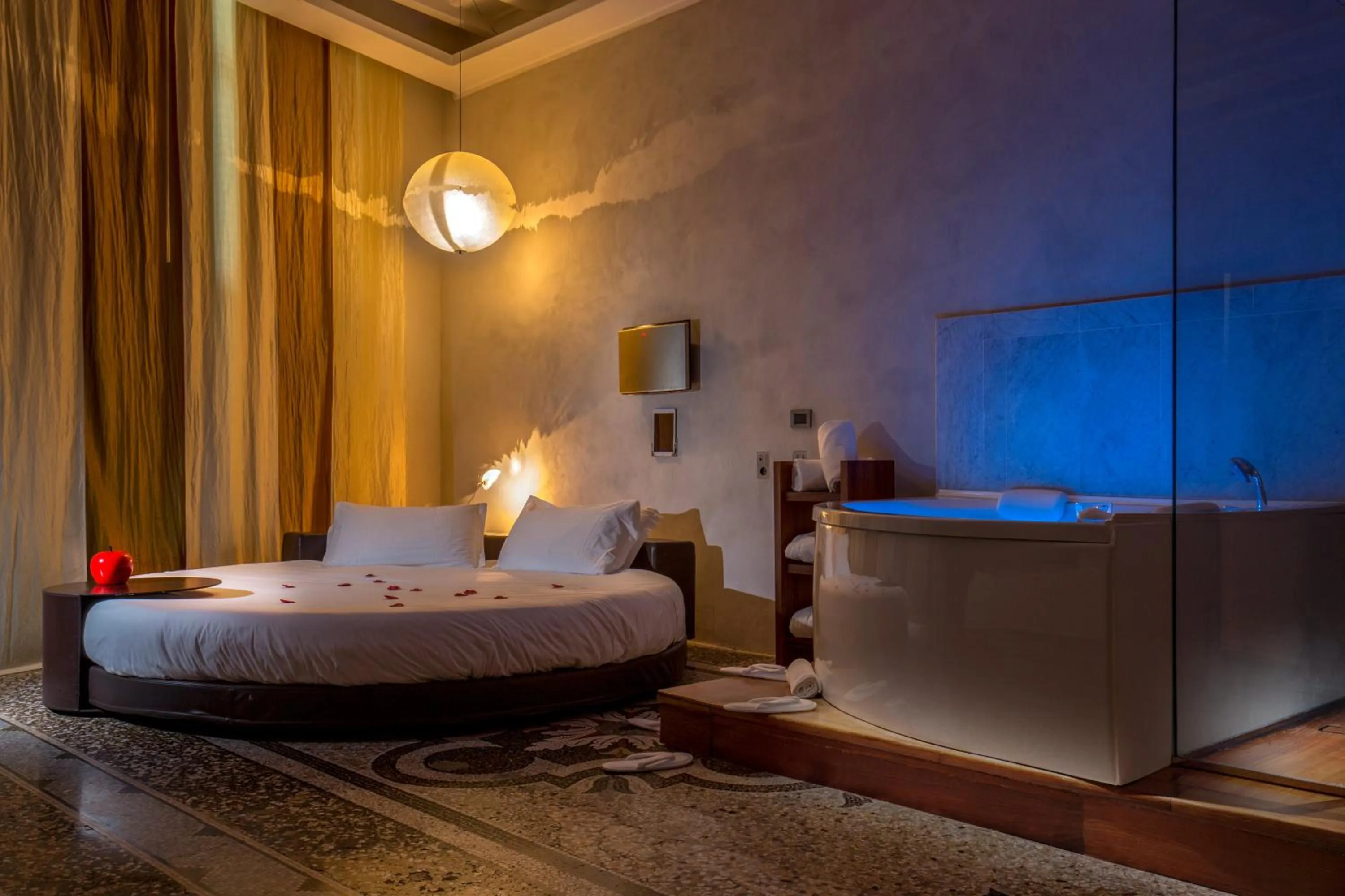 Photo of the whole room, Bed in SuiteSistina for Brave Lovers