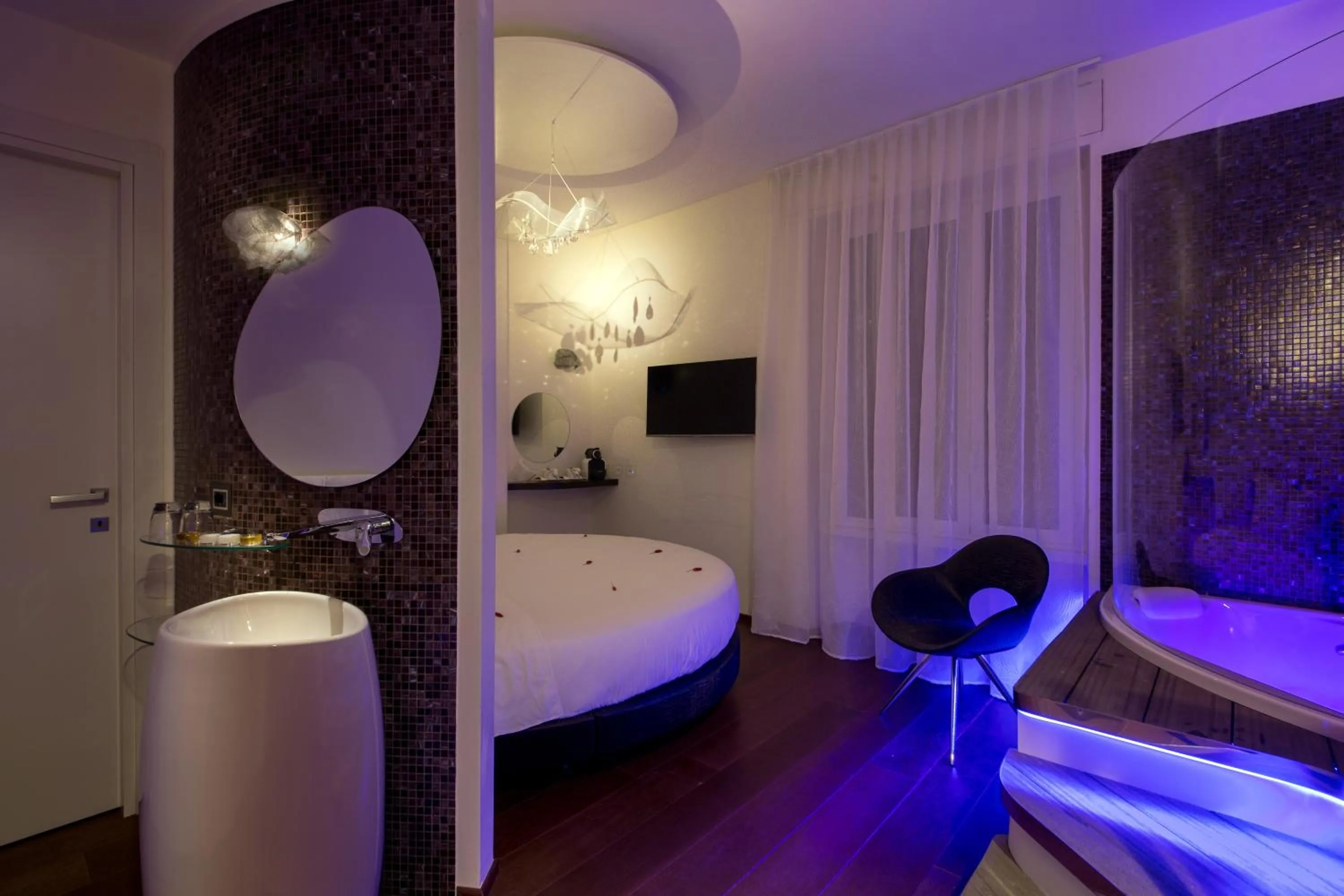 Decorative detail, Bed in SuiteSistina for Brave Lovers