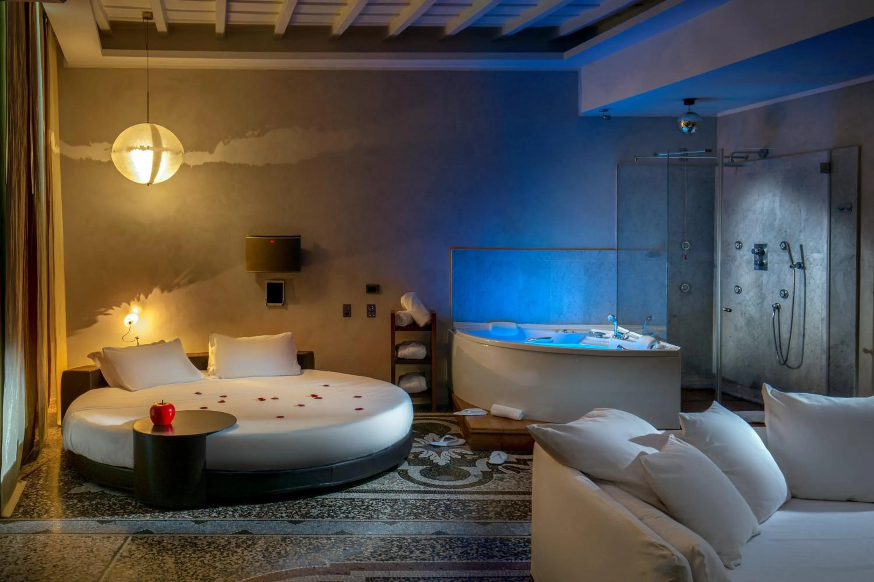 Bed in SuiteSistina for Brave Lovers