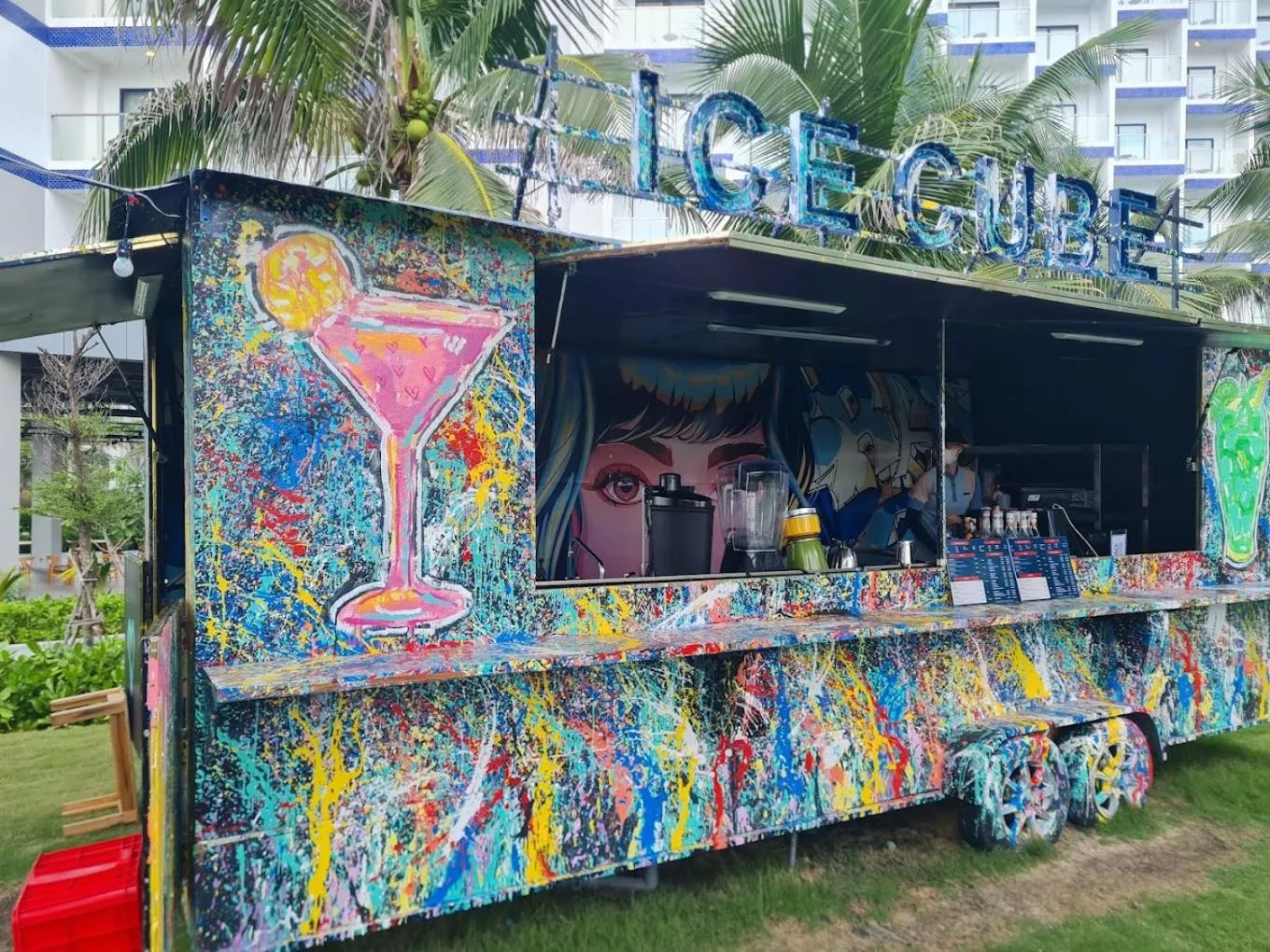 Lounge or bar in The Empyrean Cam Ranh Beach Resort