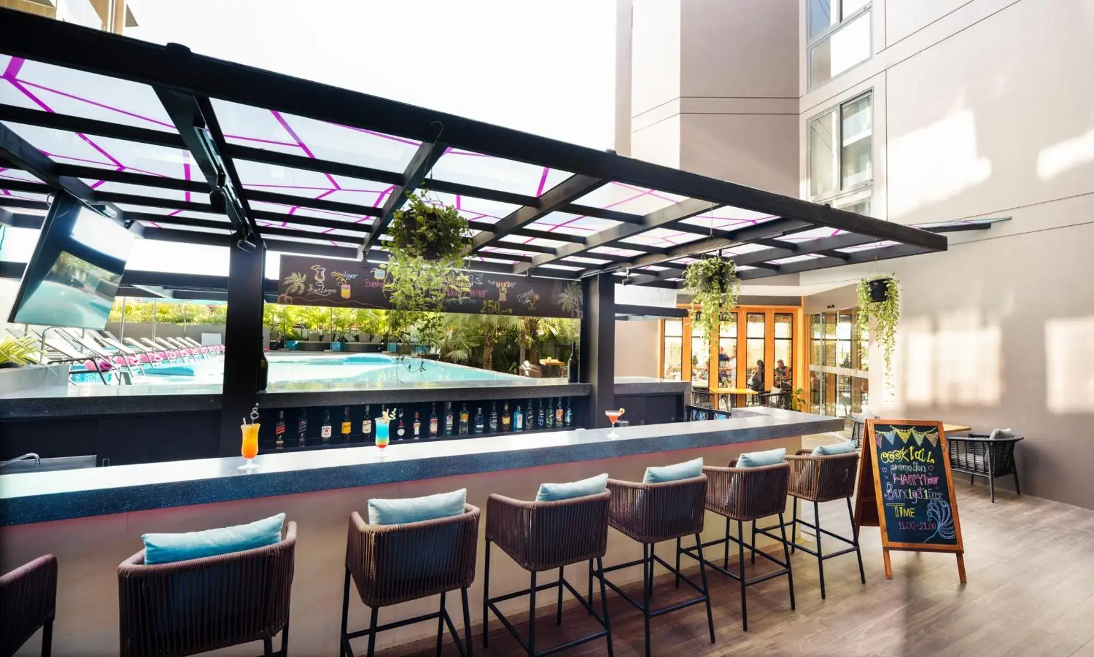 Lounge or bar in GLOW Mira Karon Beach Lounge or bar in GLOW Mira Karon Beach