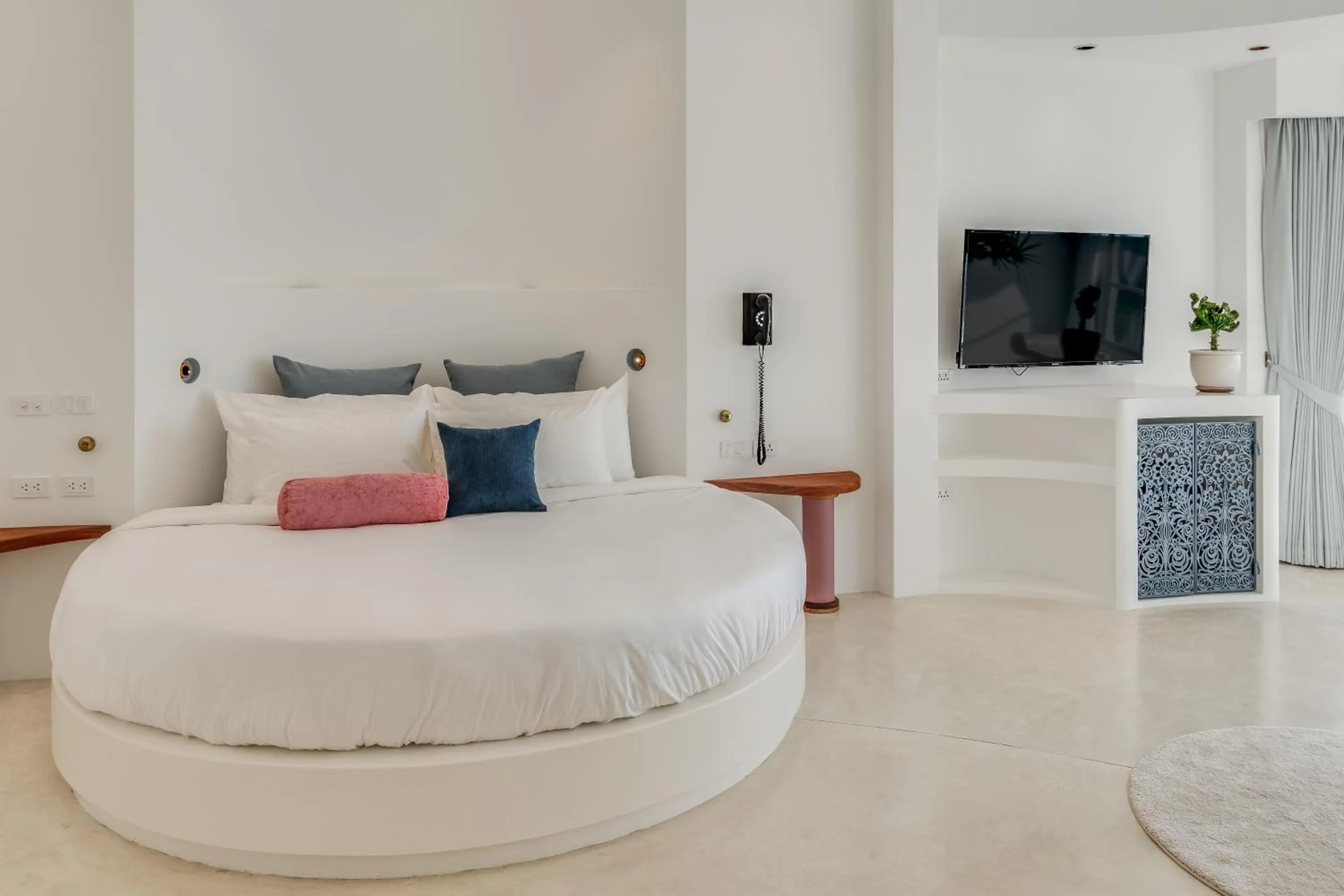 TV and multimedia, Bed in Ampersand Resort